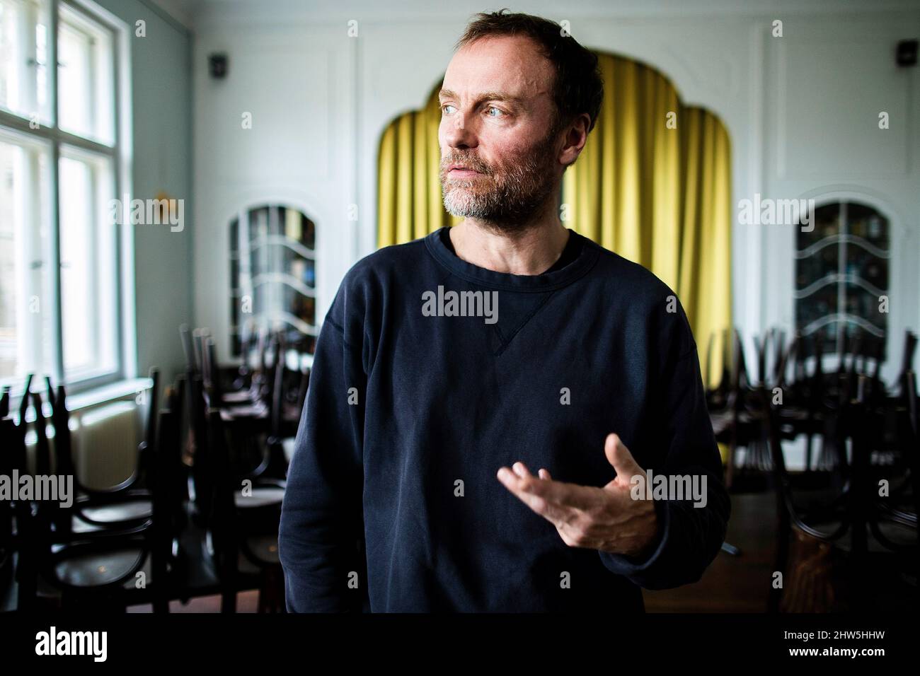 Berlin, Deutschland. 22.. Februar 2022. Mark Waschke, Schauspieler, nach einem dpa-Interview im Café Einstein Stammhaus. Mark Waschke feiert am 10. März 2022 seinen 50.. Geburtstag. (Zu dpa: 'Was ist normal? Schauspieler Waschke stellt viele Fragen') Quelle: Carsten Koall/dpa/Alamy Live News Stockfoto Berlin, Deutschland. 22.. Februar 2022. Mark Waschke, Schauspieler, nach einem dpa-Interview im Café Einstein Stammhaus. Mark Waschke feiert am 10. März 2022 seinen 50.. Geburtstag. (Zu dpa: 'Was ist normal? Schauspieler Waschke stellt viele Fragen') Quelle: Carsten Koall/dpa/Alamy Live News Stockfoto