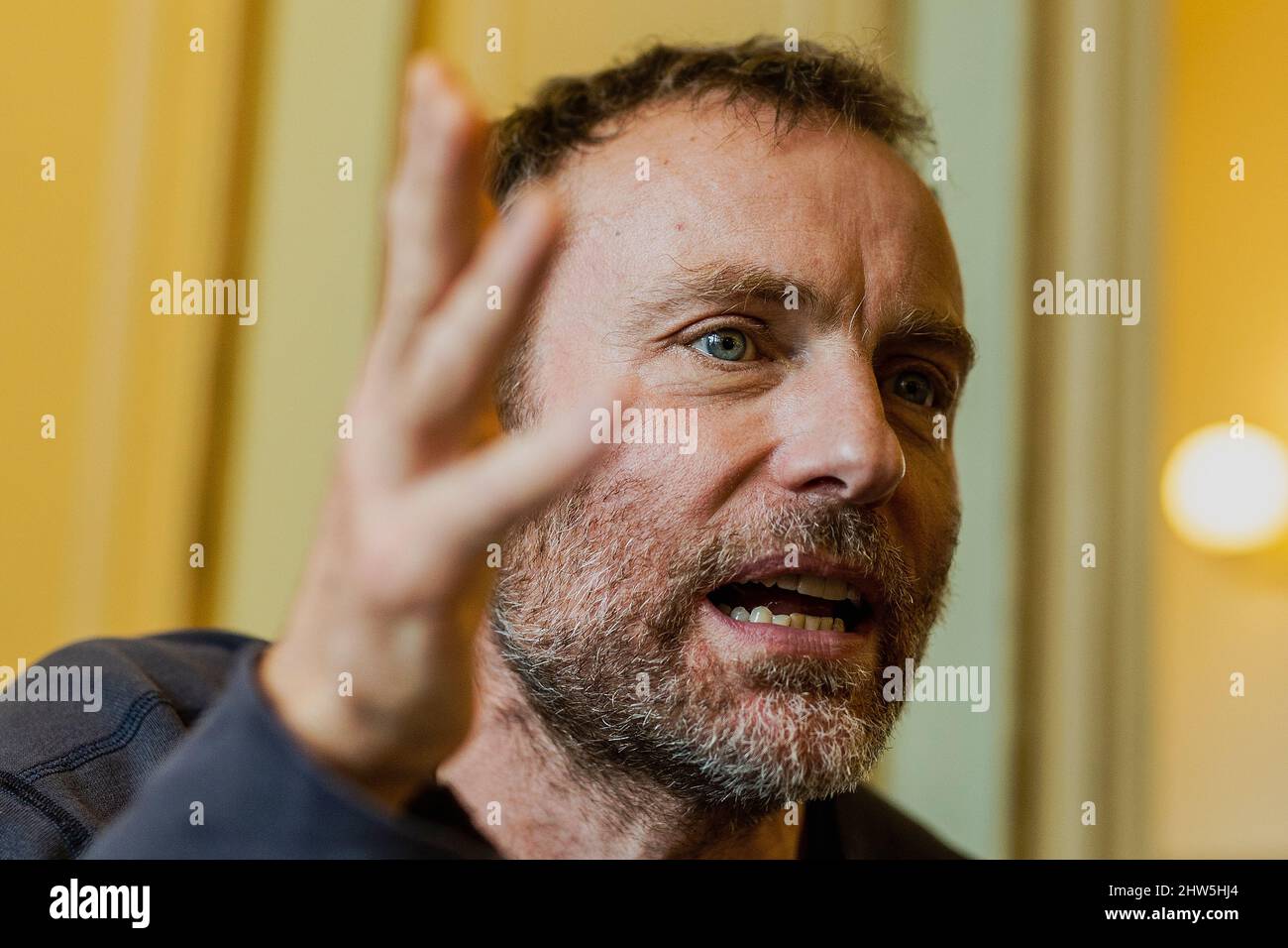 Berlin, Deutschland. 22.. Februar 2022. Mark Waschke, Schauspieler, während eines dpa-Interviews im Café Einstein Stammhaus. Mark Waschke feiert am 10. März 2022 seinen 50.. Geburtstag. (Zu dpa: 'Was ist normal? Schauspieler Waschke stellt viele Fragen') Quelle: Carsten Koall/dpa/Alamy Live News Stockfoto Berlin, Deutschland. 22.. Februar 2022. Mark Waschke, Schauspieler, während eines dpa-Interviews im Café Einstein Stammhaus. Mark Waschke feiert am 10. März 2022 seinen 50.. Geburtstag. (Zu dpa: 'Was ist normal? Schauspieler Waschke stellt viele Fragen') Quelle: Carsten Koall/dpa/Alamy Live News Stockfoto