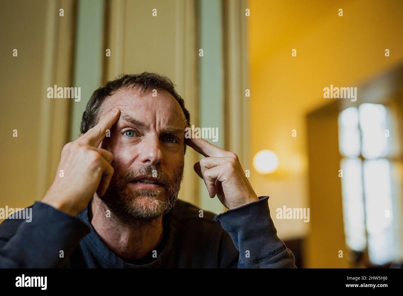 Berlin, Deutschland. 22.. Februar 2022. Mark Waschke, Schauspieler, während eines dpa-Interviews im Café Einstein Stammhaus. Mark Waschke feiert am 10. März 2022 seinen 50.. Geburtstag. (Zu dpa: 'Was ist normal? Schauspieler Waschke stellt viele Fragen') Quelle: Carsten Koall/dpa/Alamy Live News Stockfoto Berlin, Deutschland. 22.. Februar 2022. Mark Waschke, Schauspieler, während eines dpa-Interviews im Café Einstein Stammhaus. Mark Waschke feiert am 10. März 2022 seinen 50.. Geburtstag. (Zu dpa: 'Was ist normal? Schauspieler Waschke stellt viele Fragen') Quelle: Carsten Koall/dpa/Alamy Live News Stockfoto