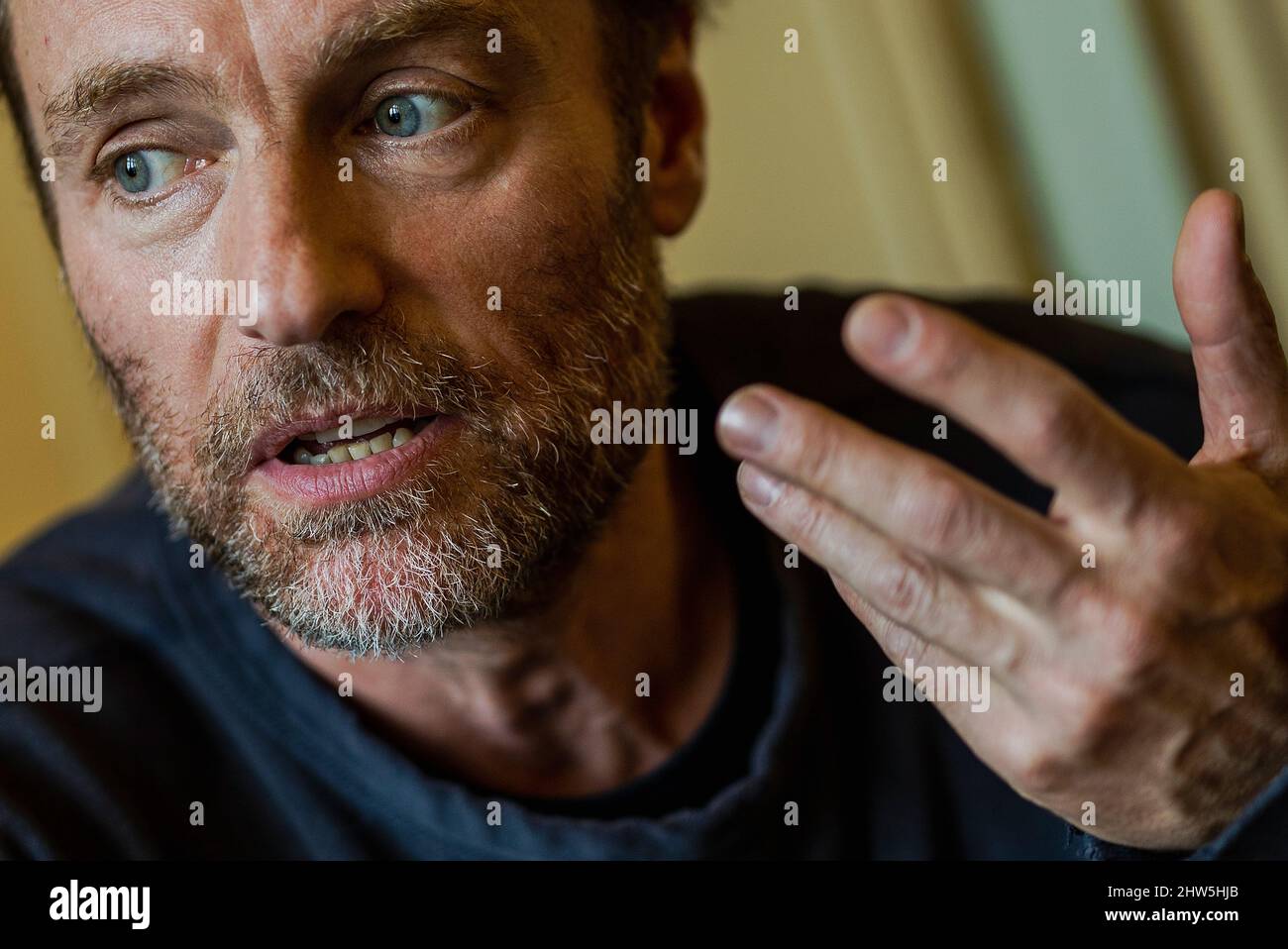 Berlin, Deutschland. 22.. Februar 2022. Mark Waschke, Schauspieler, während eines dpa-Interviews im Café Einstein Stammhaus. Mark Waschke feiert am 10. März 2022 seinen 50.. Geburtstag. (Zu dpa: 'Was ist normal? Schauspieler Waschke stellt viele Fragen') Quelle: Carsten Koall/dpa/Alamy Live News Stockfoto Berlin, Deutschland. 22.. Februar 2022. Mark Waschke, Schauspieler, während eines dpa-Interviews im Café Einstein Stammhaus. Mark Waschke feiert am 10. März 2022 seinen 50.. Geburtstag. (Zu dpa: 'Was ist normal? Schauspieler Waschke stellt viele Fragen') Quelle: Carsten Koall/dpa/Alamy Live News Stockfoto