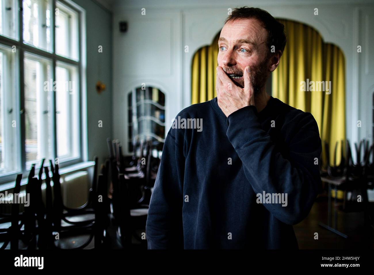 Berlin, Deutschland. 22.. Februar 2022. Mark Waschke, Schauspieler, nach einem dpa-Interview im Café Einstein Stammhaus. Mark Waschke feiert am 10. März 2022 seinen 50.. Geburtstag. (Zu dpa: 'Was ist normal? Schauspieler Waschke stellt viele Fragen') Quelle: Carsten Koall/dpa/Alamy Live News Stockfoto Berlin, Deutschland. 22.. Februar 2022. Mark Waschke, Schauspieler, nach einem dpa-Interview im Café Einstein Stammhaus. Mark Waschke feiert am 10. März 2022 seinen 50.. Geburtstag. (Zu dpa: 'Was ist normal? Schauspieler Waschke stellt viele Fragen') Quelle: Carsten Koall/dpa/Alamy Live News Stockfoto