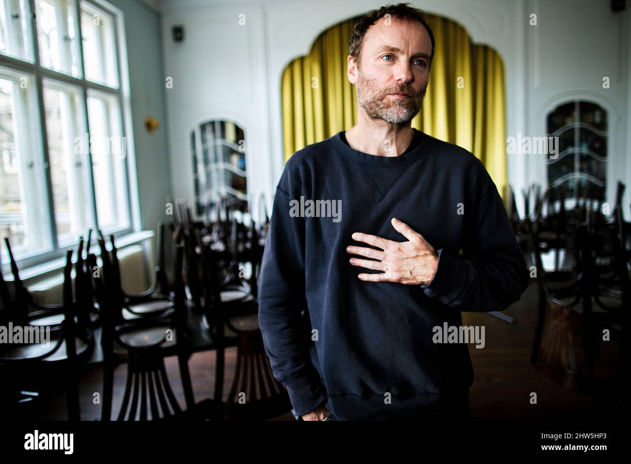 Berlin, Deutschland. 22.. Februar 2022. Mark Waschke, Schauspieler, nach einem dpa-Interview im Café Einstein Stammhaus. Mark Waschke feiert am 10. März 2022 seinen 50.. Geburtstag. (Zu dpa: 'Was ist normal? Schauspieler Waschke stellt viele Fragen') Quelle: Carsten Koall/dpa/Alamy Live News Stockfoto Berlin, Deutschland. 22.. Februar 2022. Mark Waschke, Schauspieler, nach einem dpa-Interview im Café Einstein Stammhaus. Mark Waschke feiert am 10. März 2022 seinen 50.. Geburtstag. (Zu dpa: 'Was ist normal? Schauspieler Waschke stellt viele Fragen') Quelle: Carsten Koall/dpa/Alamy Live News Stockfoto