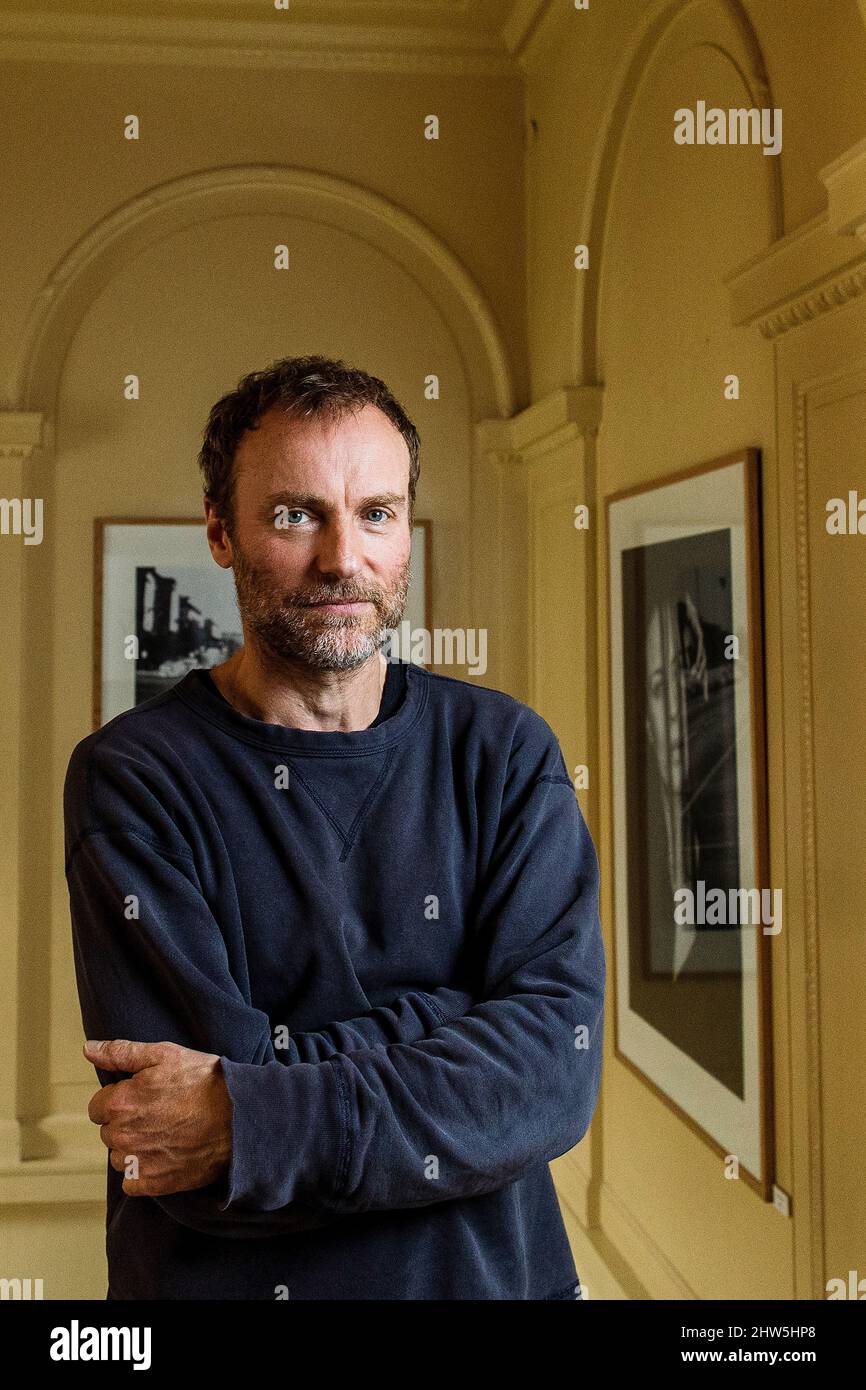 Berlin, Deutschland. 22.. Februar 2022. Mark Waschke, Schauspieler, nach einem dpa-Interview im Café Einstein Stammhaus. Mark Waschke feiert am 10. März 2022 seinen 50.. Geburtstag. (Zu dpa: 'Was ist normal? Schauspieler Waschke stellt viele Fragen') Quelle: Carsten Koall/dpa/Alamy Live News Stockfoto Berlin, Deutschland. 22.. Februar 2022. Mark Waschke, Schauspieler, nach einem dpa-Interview im Café Einstein Stammhaus. Mark Waschke feiert am 10. März 2022 seinen 50.. Geburtstag. (Zu dpa: 'Was ist normal? Schauspieler Waschke stellt viele Fragen') Quelle: Carsten Koall/dpa/Alamy Live News Stockfoto