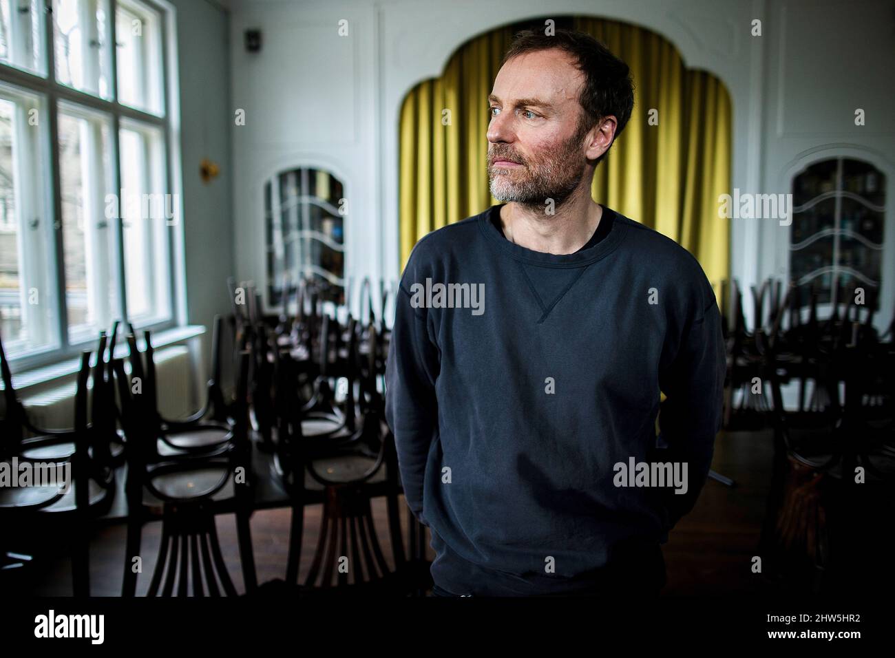 Berlin, Deutschland. 22.. Februar 2022. Mark Waschke, Schauspieler, nach einem dpa-Interview im Café Einstein Stammhaus. Mark Waschke feiert am 10. März 2022 seinen 50.. Geburtstag. (Zu dpa: 'Was ist normal? Schauspieler Waschke stellt viele Fragen') Quelle: Carsten Koall/dpa/Alamy Live News Stockfoto Berlin, Deutschland. 22.. Februar 2022. Mark Waschke, Schauspieler, nach einem dpa-Interview im Café Einstein Stammhaus. Mark Waschke feiert am 10. März 2022 seinen 50.. Geburtstag. (Zu dpa: 'Was ist normal? Schauspieler Waschke stellt viele Fragen') Quelle: Carsten Koall/dpa/Alamy Live News Stockfoto