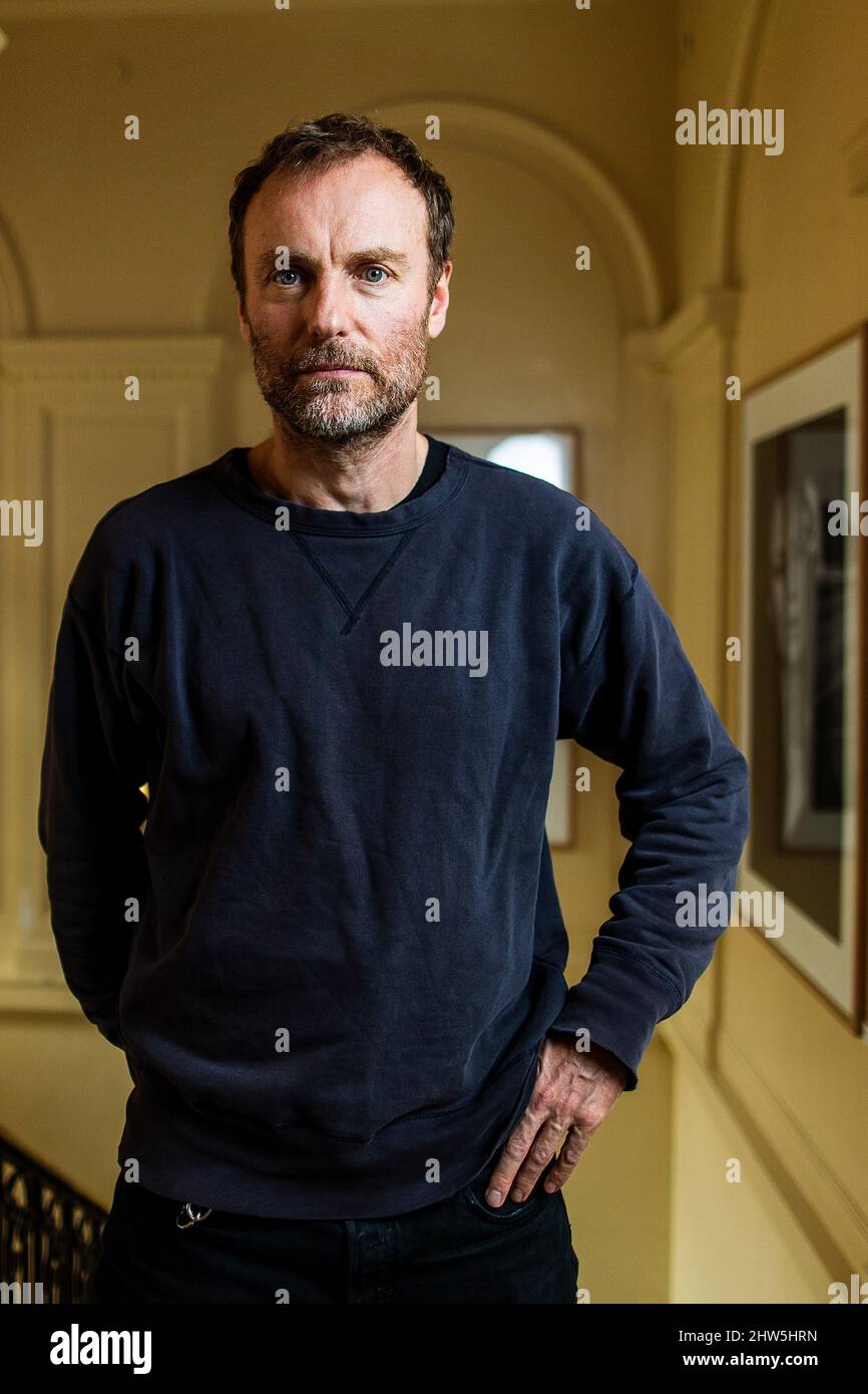 Berlin, Deutschland. 22.. Februar 2022. Mark Waschke, Schauspieler, nach einem dpa-Interview im Café Einstein Stammhaus. Mark Waschke feiert am 10. März 2022 seinen 50.. Geburtstag. (Zu dpa: 'Was ist normal? Schauspieler Waschke stellt viele Fragen') Quelle: Carsten Koall/dpa/Alamy Live News Stockfoto Berlin, Deutschland. 22.. Februar 2022. Mark Waschke, Schauspieler, nach einem dpa-Interview im Café Einstein Stammhaus. Mark Waschke feiert am 10. März 2022 seinen 50.. Geburtstag. (Zu dpa: 'Was ist normal? Schauspieler Waschke stellt viele Fragen') Quelle: Carsten Koall/dpa/Alamy Live News Stockfoto