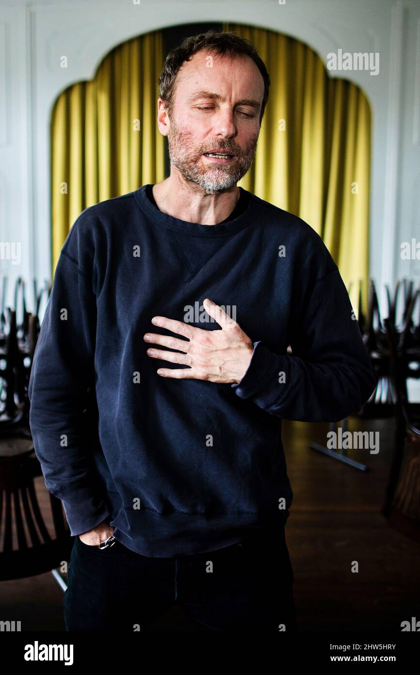 Berlin, Deutschland. 22.. Februar 2022. Mark Waschke, Schauspieler, nach einem dpa-Interview im Café Einstein Stammhaus. Mark Waschke feiert am 10. März 2022 seinen 50.. Geburtstag. (Zu dpa: 'Was ist normal? Schauspieler Waschke stellt viele Fragen') Quelle: Carsten Koall/dpa/Alamy Live News Stockfoto Berlin, Deutschland. 22.. Februar 2022. Mark Waschke, Schauspieler, nach einem dpa-Interview im Café Einstein Stammhaus. Mark Waschke feiert am 10. März 2022 seinen 50.. Geburtstag. (Zu dpa: 'Was ist normal? Schauspieler Waschke stellt viele Fragen') Quelle: Carsten Koall/dpa/Alamy Live News Stockfoto