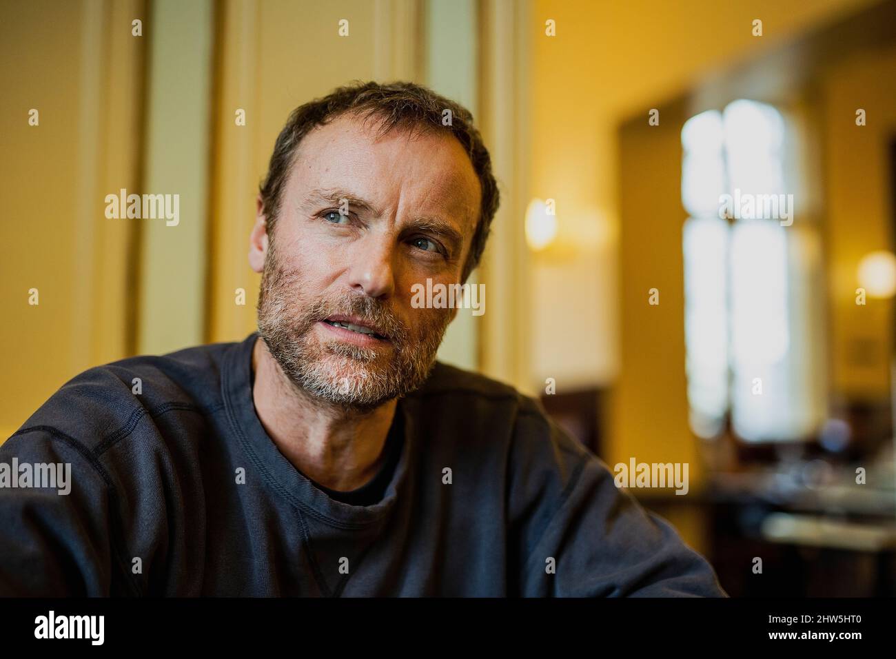 Berlin, Deutschland. 22.. Februar 2022. Mark Waschke, Schauspieler, während eines dpa-Interviews im Café Einstein Stammhaus. Mark Waschke feiert am 10. März 2022 seinen 50.. Geburtstag. (Zu dpa: 'Was ist normal? Schauspieler Waschke stellt viele Fragen') Quelle: Carsten Koall/dpa/Alamy Live News Stockfoto Berlin, Deutschland. 22.. Februar 2022. Mark Waschke, Schauspieler, während eines dpa-Interviews im Café Einstein Stammhaus. Mark Waschke feiert am 10. März 2022 seinen 50.. Geburtstag. (Zu dpa: 'Was ist normal? Schauspieler Waschke stellt viele Fragen') Quelle: Carsten Koall/dpa/Alamy Live News Stockfoto