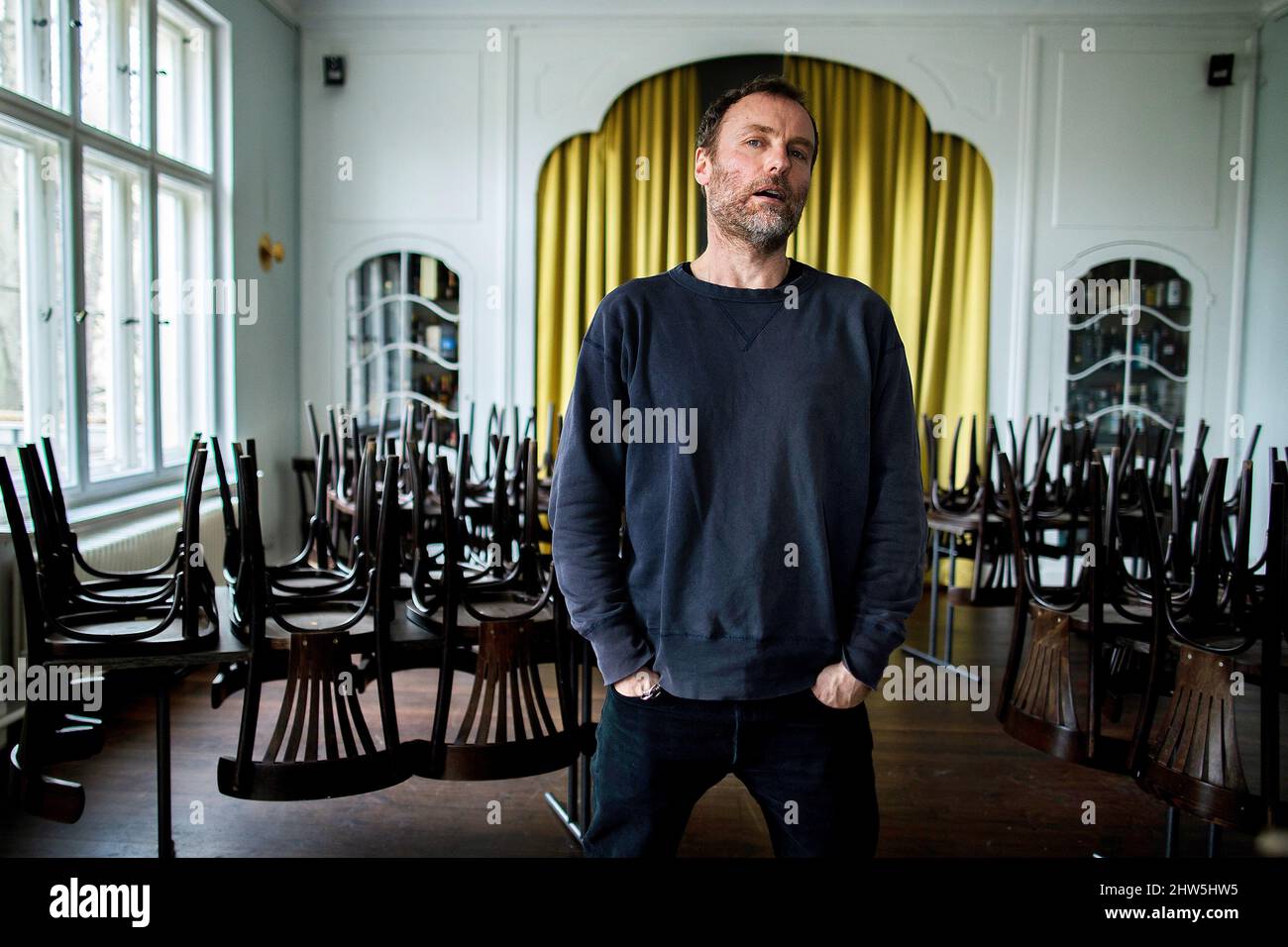 Berlin, Deutschland. 22.. Februar 2022. Mark Waschke, Schauspieler, nach einem dpa-Interview im Café Einstein Stammhaus. Mark Waschke feiert am 10. März 2022 seinen 50.. Geburtstag. (Zu dpa: 'Was ist normal? Schauspieler Waschke stellt viele Fragen') Quelle: Carsten Koall/dpa/Alamy Live News Stockfoto Berlin, Deutschland. 22.. Februar 2022. Mark Waschke, Schauspieler, nach einem dpa-Interview im Café Einstein Stammhaus. Mark Waschke feiert am 10. März 2022 seinen 50.. Geburtstag. (Zu dpa: 'Was ist normal? Schauspieler Waschke stellt viele Fragen') Quelle: Carsten Koall/dpa/Alamy Live News Stockfoto