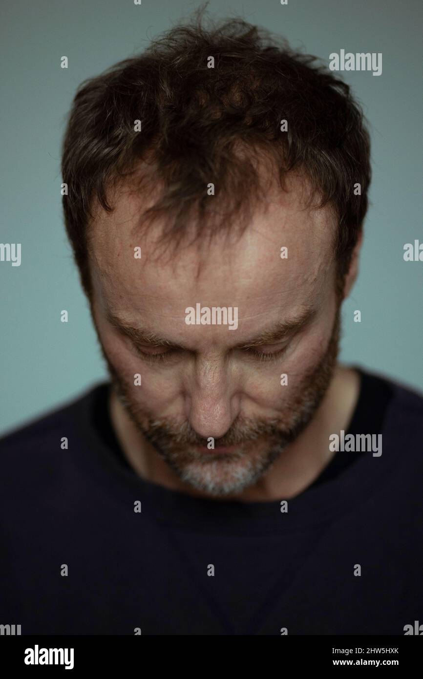 Berlin, Deutschland. 22.. Februar 2022. Mark Waschke, Schauspieler, nach einem dpa-Interview im Café Einstein Stammhaus. Mark Waschke feiert am 10. März 2022 seinen 50.. Geburtstag. (Zu dpa: 'Was ist normal? Schauspieler Waschke stellt viele Fragen') Quelle: Carsten Koall/dpa/Alamy Live News Stockfoto Berlin, Deutschland. 22.. Februar 2022. Mark Waschke, Schauspieler, nach einem dpa-Interview im Café Einstein Stammhaus. Mark Waschke feiert am 10. März 2022 seinen 50.. Geburtstag. (Zu dpa: 'Was ist normal? Schauspieler Waschke stellt viele Fragen') Quelle: Carsten Koall/dpa/Alamy Live News Stockfoto