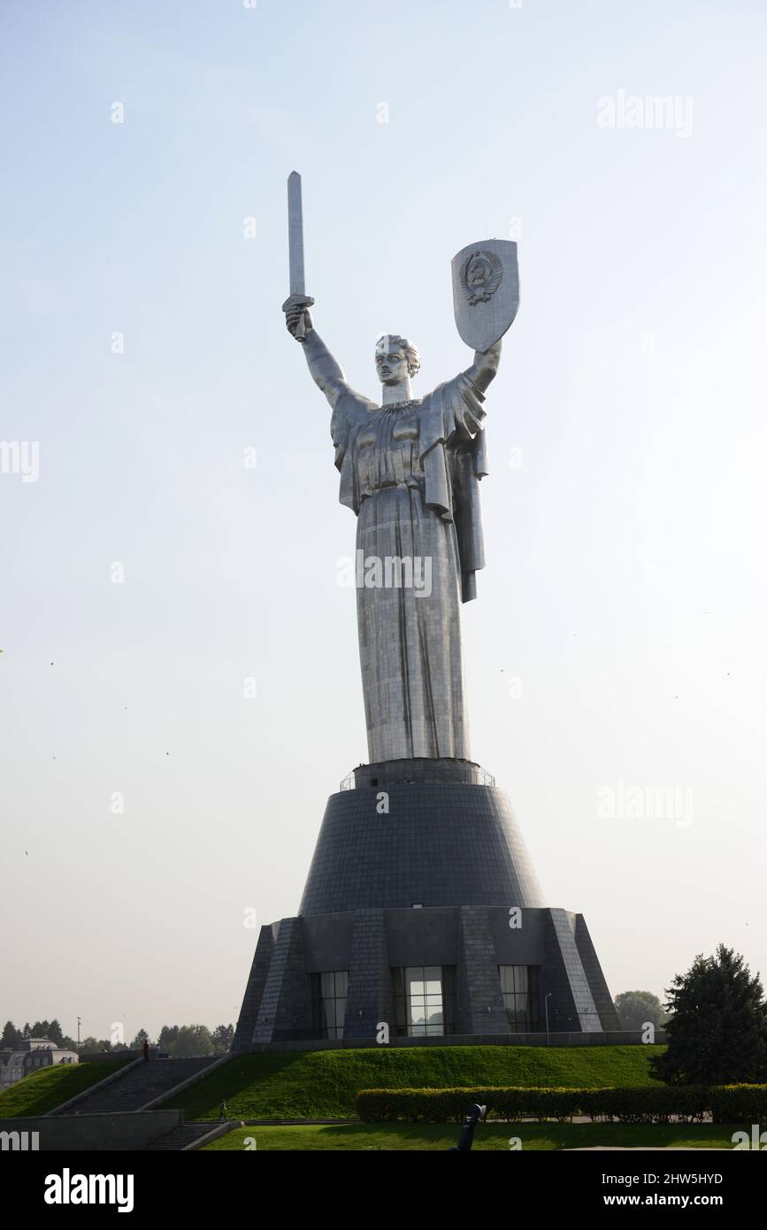 Das ukrainische Mutterland-Denkmal ist eine riesige Statue auf dem Dach des Nationalmuseums für die Geschichte des Großen Vaterländischen Krieges von 1941-1945 in Kiew, Ukraine Stockfoto