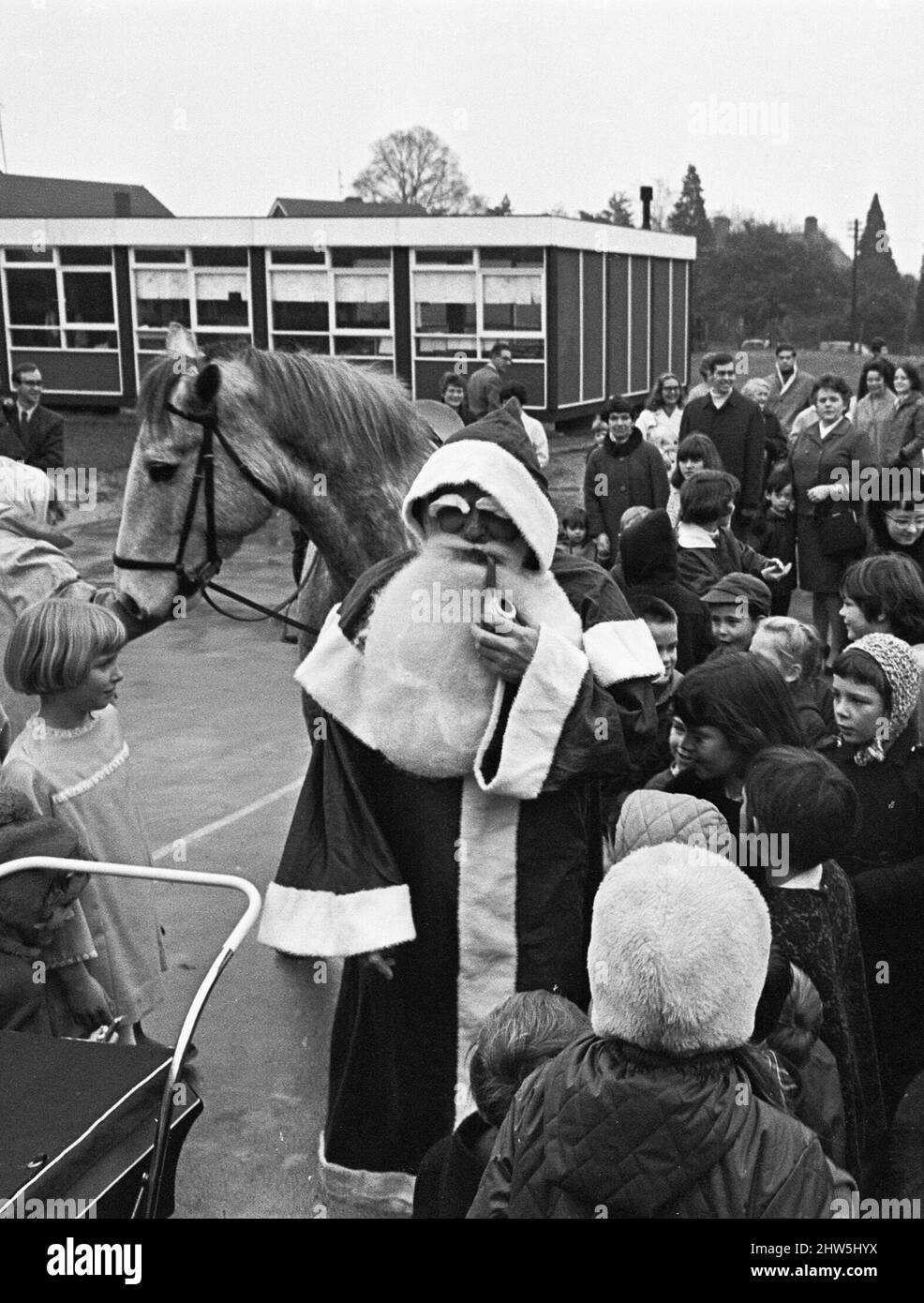 Vater Weihnachten kommt zu Pferd in der Woodley School 30. November 1968 Stockfoto
