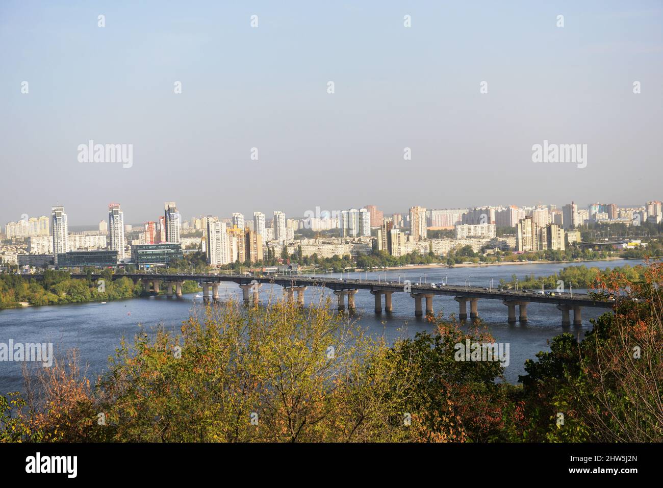 Blick auf den Fluss Dnipro in Kiew, Ukraine. Stockfoto