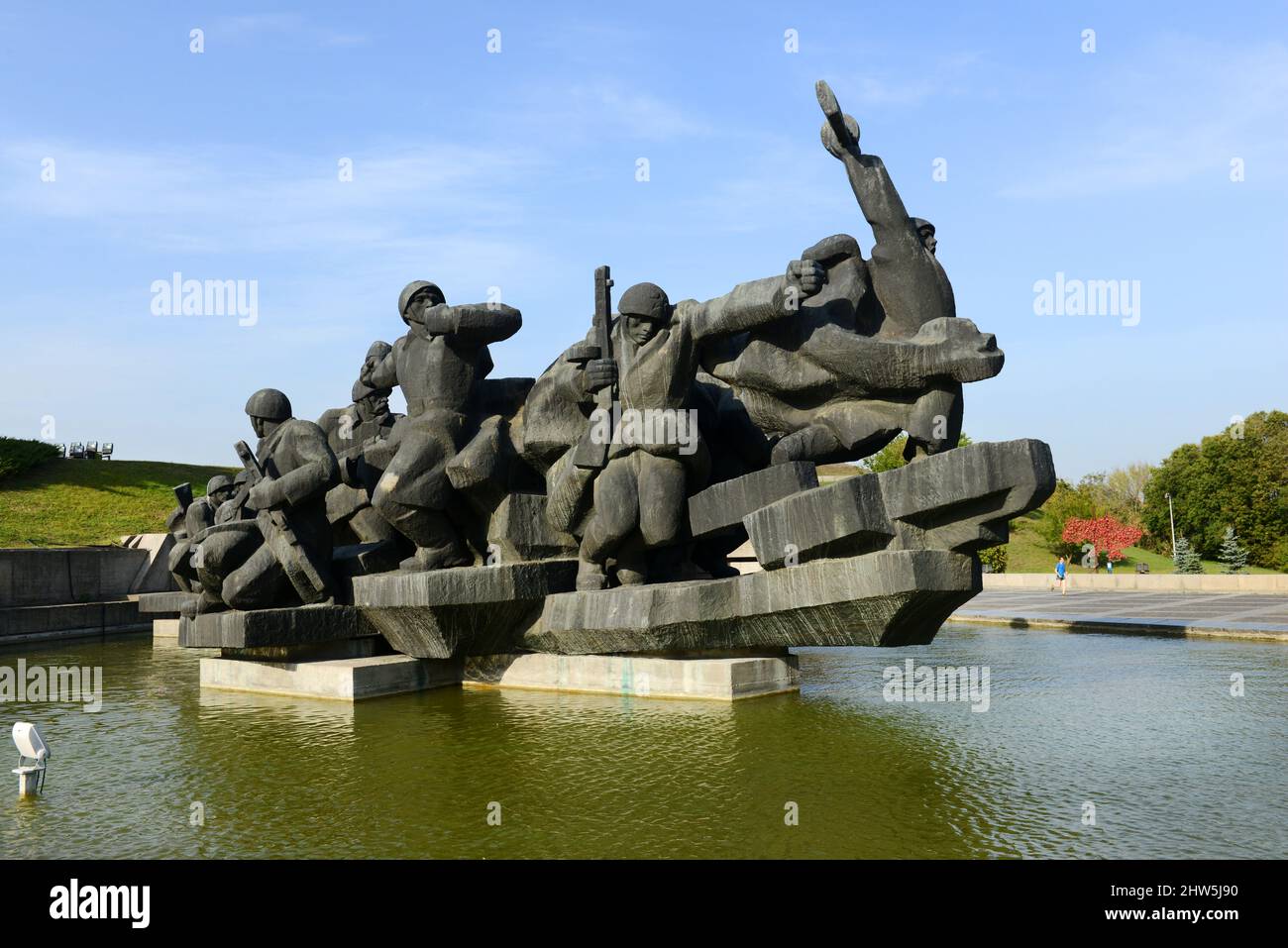 Überfahrt des Dnepr-Denkmals im ukrainischen Staatlichen Museum des Großen Vaterländischen Krieges in Kiew, Ukraine. Stockfoto