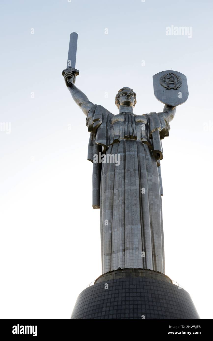 Das ukrainische Mutterland-Denkmal ist eine riesige Statue auf dem Dach des Nationalmuseums für die Geschichte des Großen Vaterländischen Krieges von 1941-1945 in Kiew, Ukraine Stockfoto
