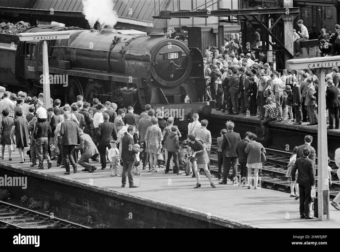 Der 1T57 'Fifteen Guinea Special', der letzte Personenzug der Hauptstrecke, der am 11.. August 1968 mit Dampflokomotive auf der British Rail gezogen wurde, bevor am nächsten Tag ein Dampfverbot eingeführt wurde. Es handelte sich um einen speziellen Zugtourenzug, der zu diesem Anlass von Liverpool über Manchester nach Carlisle und zurück organisiert wurde und während der vier Etappen der Reise von vier verschiedenen Dampflokomotiven der Reihe nach gezogen wurde. Bild zeigt: Der Zug, angeführt von der Britannia-Lokomotive der Klasse 5, "Oliver Cromwell" (Nummer 70013), kommt nach der Fahrt von Live am Bahnhof Carlisle an Stockfoto