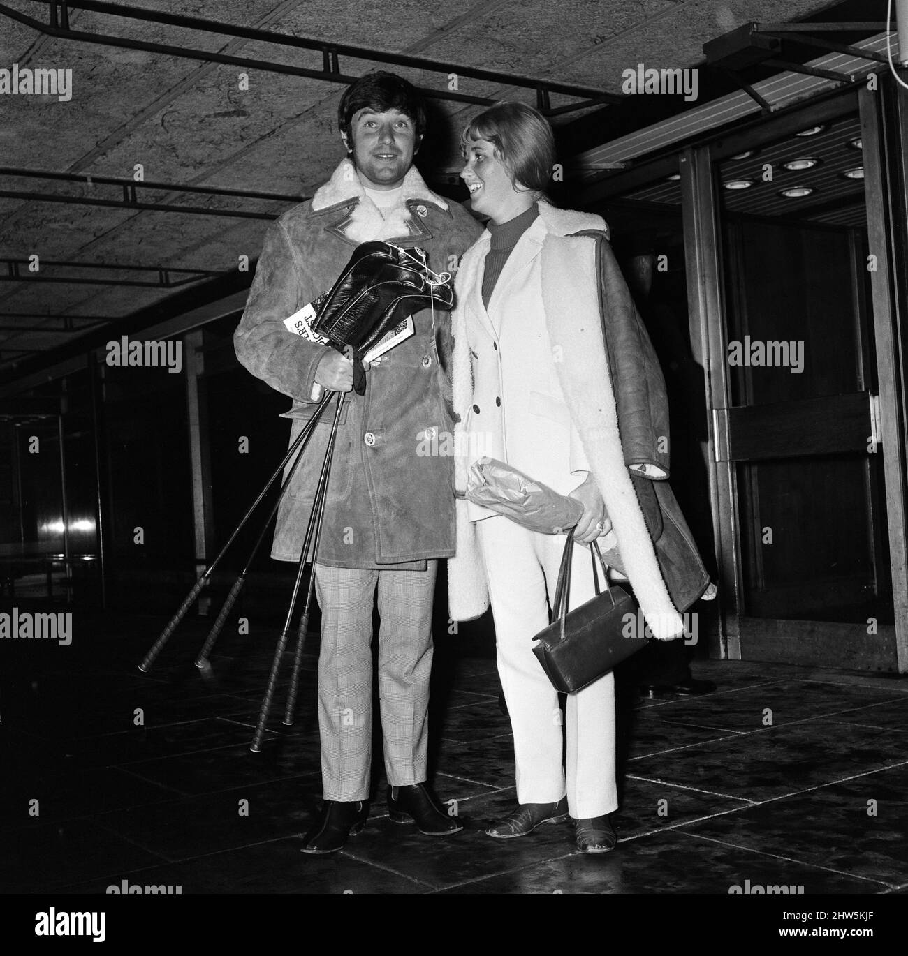 Der Komiker Jimmy Tarbuck kehrte von seinem Urlaub in der Karibik nach Hause zurück, nachdem er von Barbados aus um ein Ticket für ein Spiel mit seinem Heimatteam, Liverpool, Watford gespielt hatte. Sein Flugzeug kam um 8am Uhr am Flughafen London an, nach ein paar Stunden Schlaf war Jimmy auf dem Weg, das Spiel in Watford zu sehen. Er ist mit seiner Frau Pauline abgebildet. 28.. Januar 1967. Stockfoto