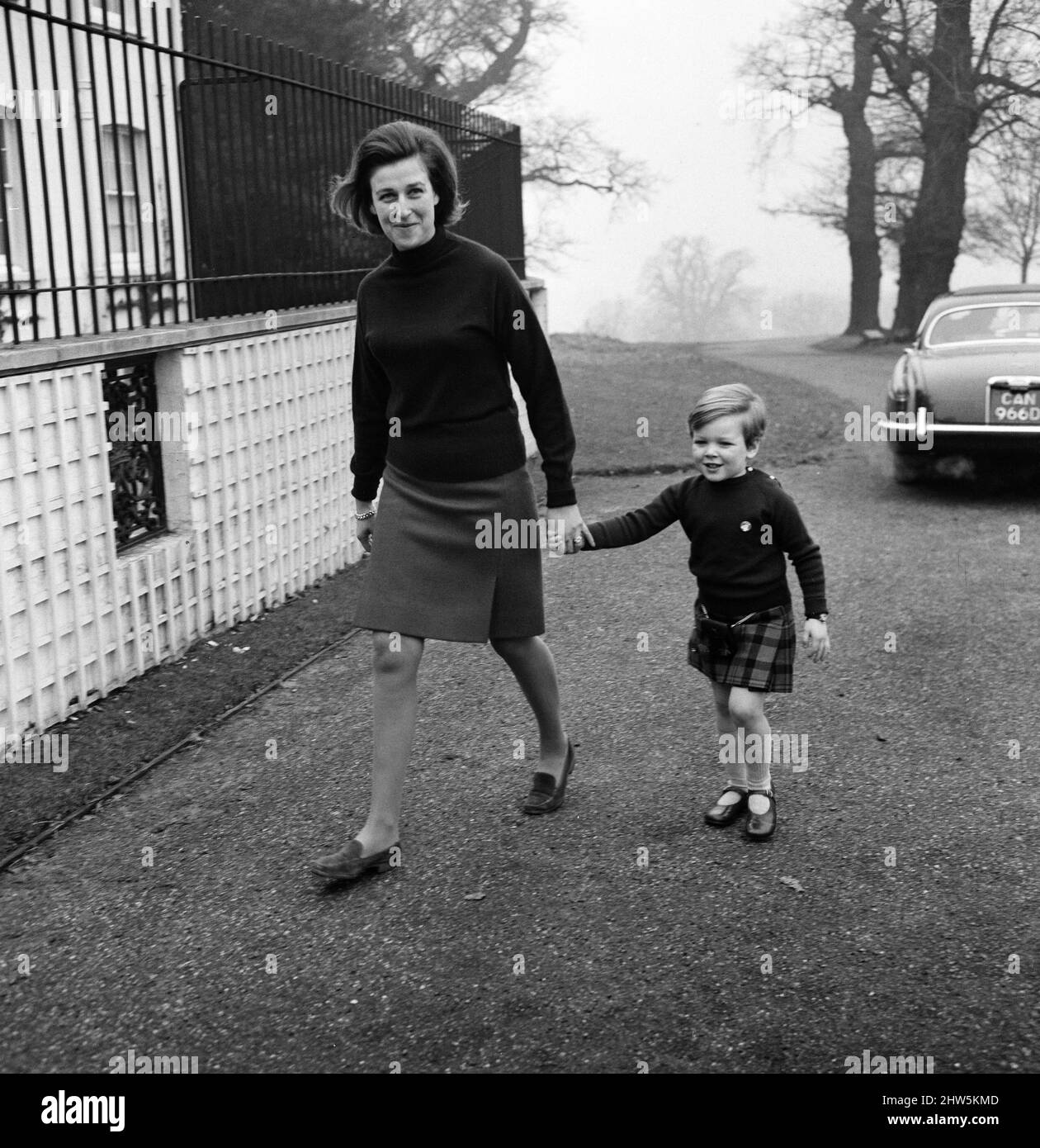 Der heute vier Jahre alte Meister James Ogilvy geht mit Mutter Prinzessin Alexandra im Reetgedeckten Haus in Richmond aus. Auf dem Weg zum Büro besuchte er seinen Vater in seinem Auto. Später hatte er eine Geburtstagsfeier. 29.. Februar 1968. Stockfoto