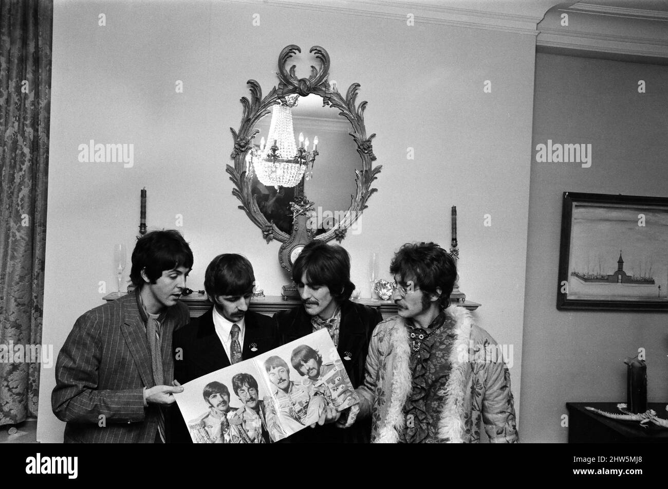 Drücken Sie die Einführung von „Sgt. Pepper's Lonely Hearts Club Band' das achte Studioalbum der Beatles Mai 1967. Im Mai 1967 im Haus der St. Belgravia Kapelle London. *** Local Caption *** John Lennon Ringo Starr Paul McCartney George Harrison Stockfoto