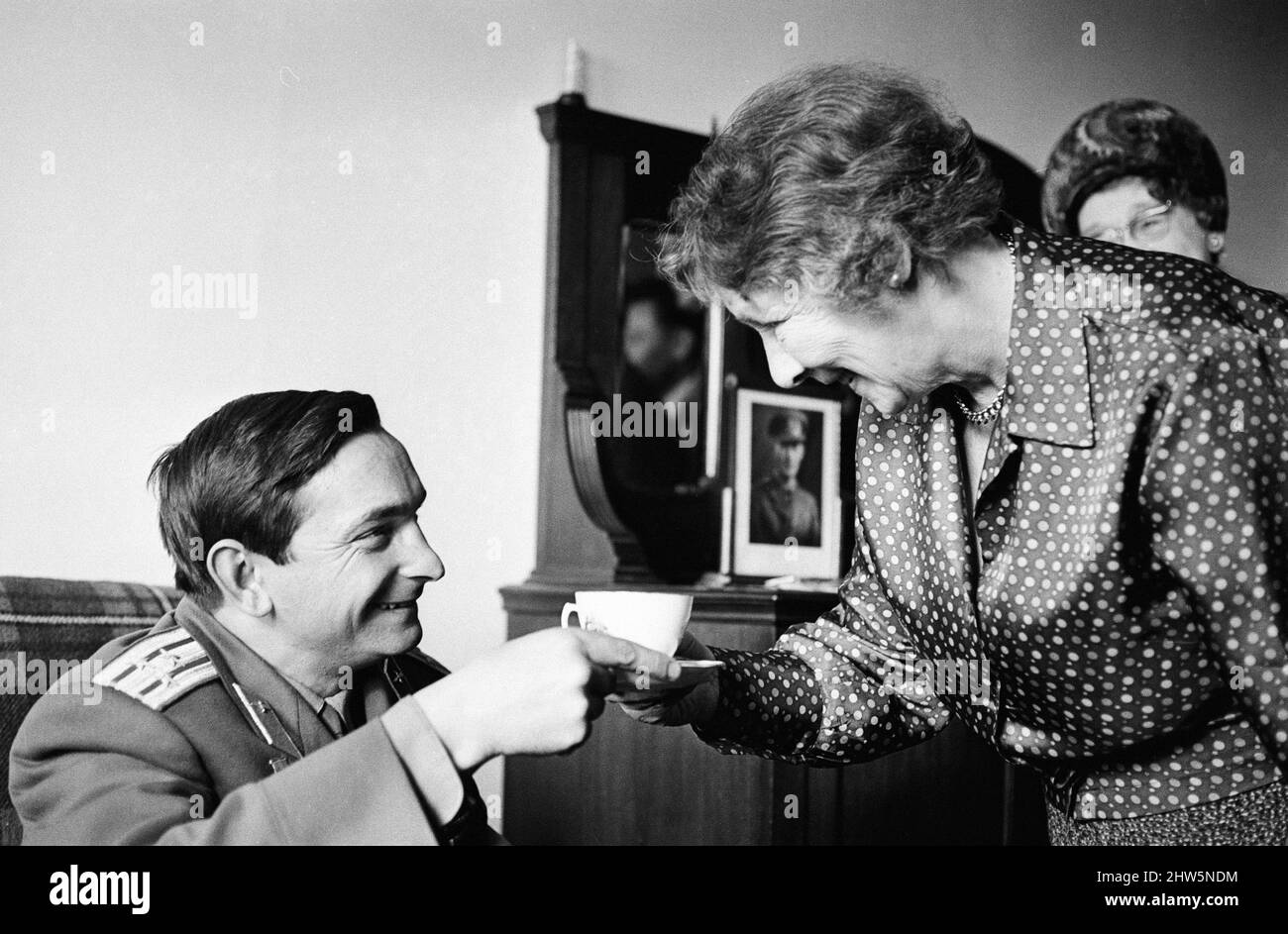 Oberstleutnant Valery Bykovsky, sowjetischer Kosmonaut, genießt eine Tasse Tee mit Oberbürgermeisterin Elizabeth Yarwood, während einer Stadtbesichtigung, Manchester, am 24.. Oktober 1967. Valery Bykovsky stellte einen Weltraumausdauerrekord auf, als er 1963 fünf Tage im Orbit an Bord von Vostok 5 verbrachte. Es bleibt der Langstreckenrekord für einen Solo-Weltraumflug. (4 Tage, 23 Stunden in Wostok 5 vom 14. Bis 19. Juni 1963) Stockfoto