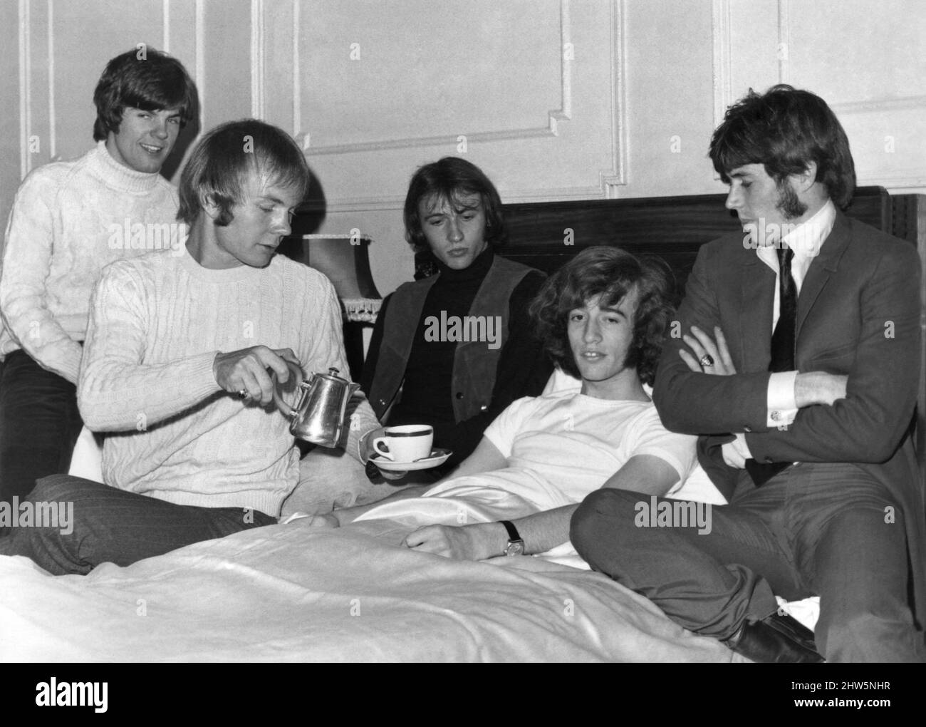 Popstar Robin Gibb, Lead-Sänger der berühmten Bee Gees-Popgruppe, wurde am Wochenende erkrankt und erholt sich nun im Regent Park Nursing Home in London. Er hätte mit den anderen Jungs auf dem Weg sein sollen, um eine Tour in Amerika zu beginnen, einschließlich des berühmten Hollywood Bowls. Er leidet an einer geheimnisvollen Krankheit. Sein Kollege Bee Gees besucht ihn; von links nach rechts: Vince Melouney, Colin Peterson und die drei Brüder Maurice, Robin und Barry Gibb. Juli 1968. Stockfoto