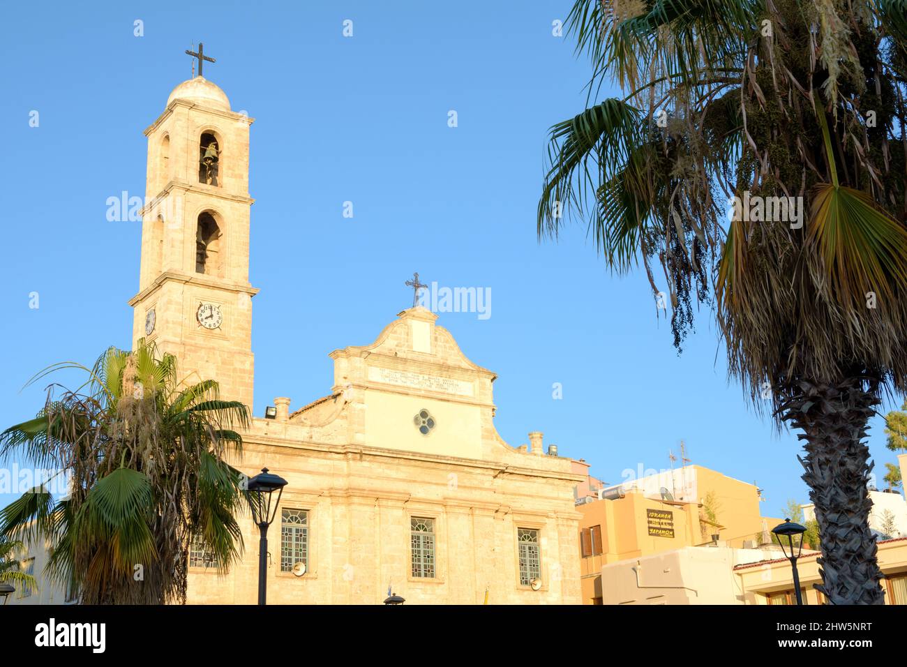 Nahaufnahme des Glockenturms der Kirche der Heiligen Jungfrau Maria in Chania, Griechenland Stockfoto