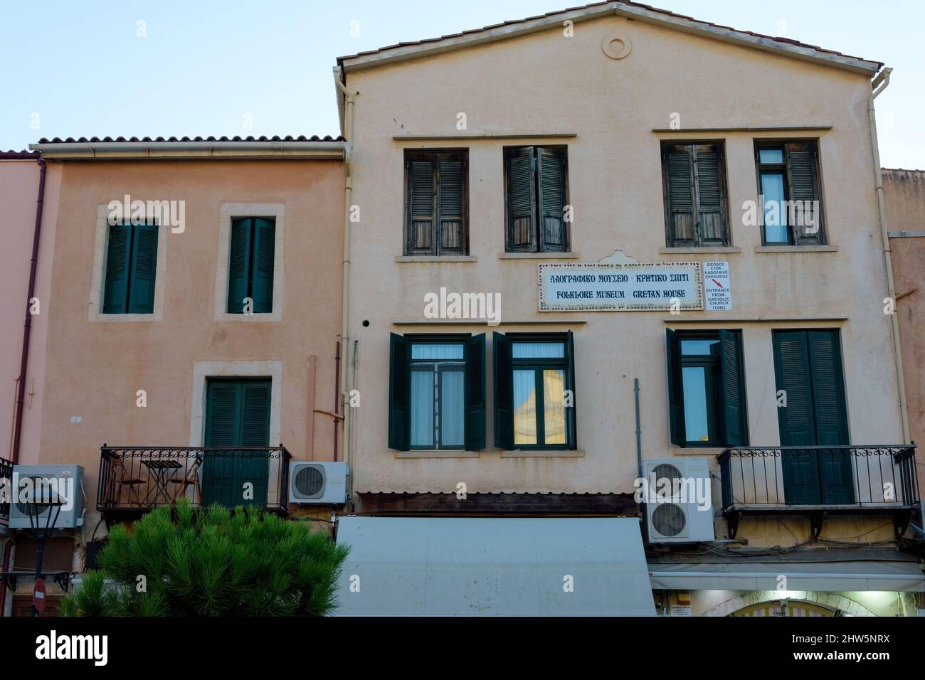 Ein farbenfrohes Haus in traditioneller Architektur, in der Altstadt von Chania, Griechenland Stockfoto