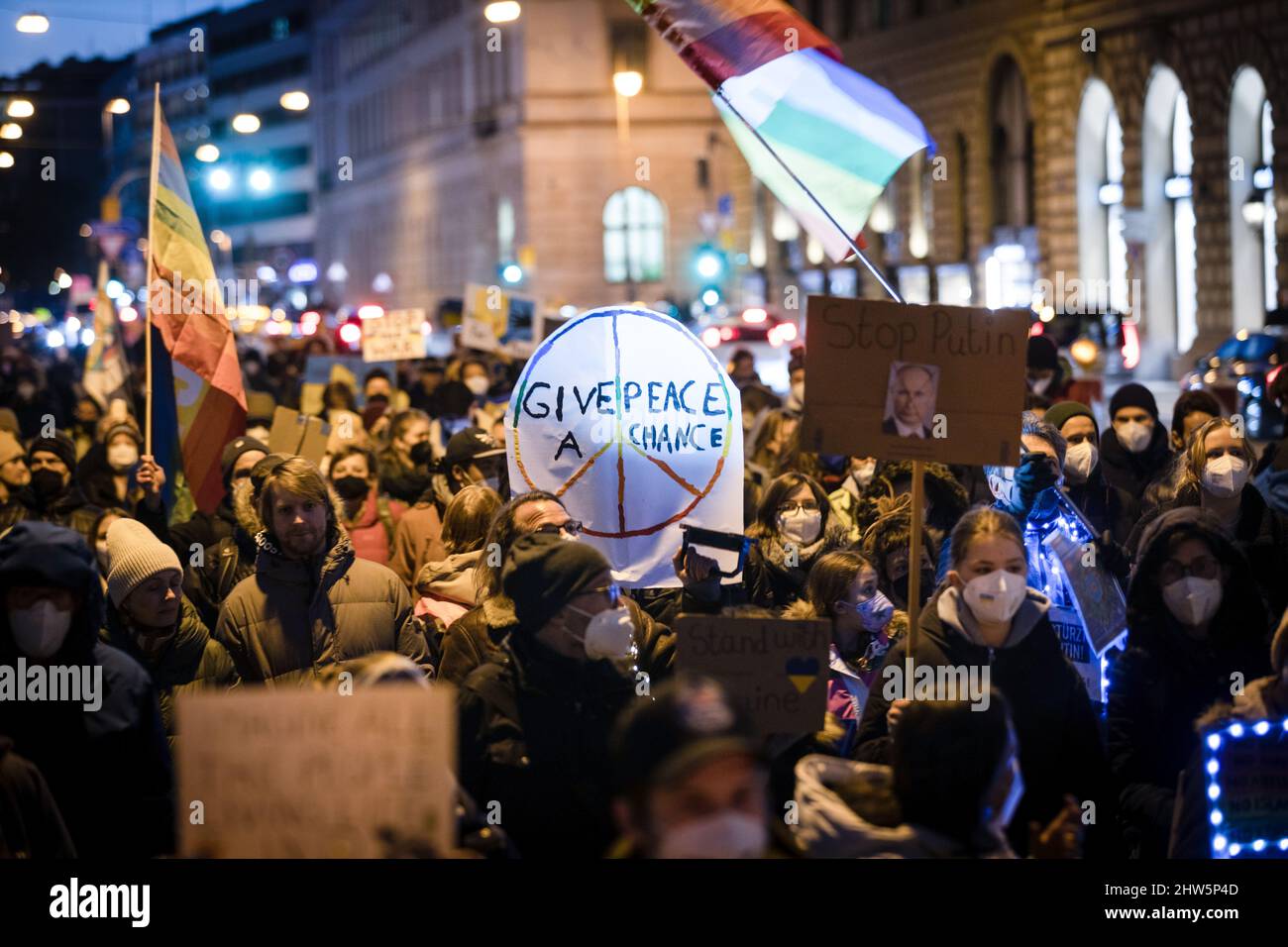 München, Deutschland. 03. März 2022. Am 3.. März versammelten sich 2022 2.000 Menschen auf dem Odeonsplatz in München, um gegen die russische Invasion in der Ukraine zu protestieren und ihre Solidarität mit dem ukrainischen Volk zu zeigen. Die Kundgebung wurde von Fridays für das zukünftige München organisiert. Schild mit der Aufschrift: 'Gib dem Frieden eine Chance' (Foto: Alexander Pohl/Sipa USA) Quelle: SIPA USA/Alamy Live News Stockfoto