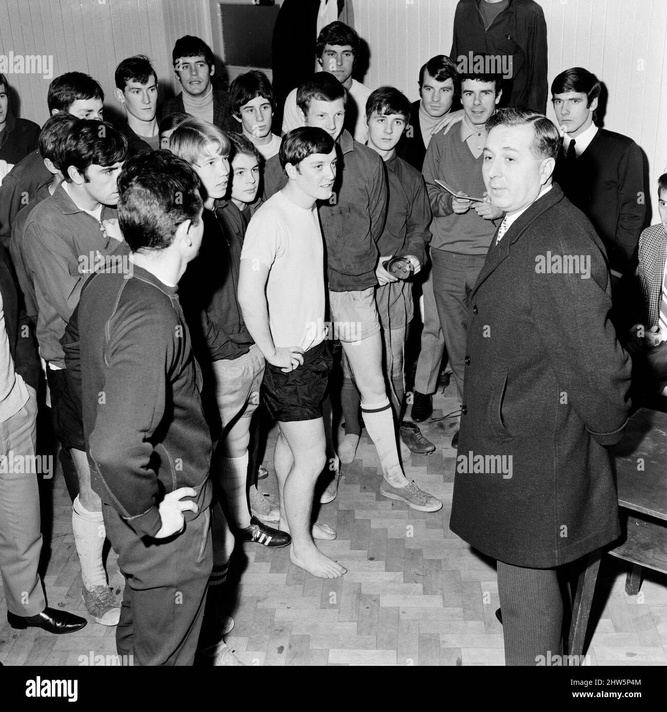 Douglas Ellis (im langen Mantel), der neue Vorsitzende des Aston Villa Football Club, trifft seine Spieler vor dem Training. Bild aufgenommen am 18.. Dezember 1968 Stockfoto