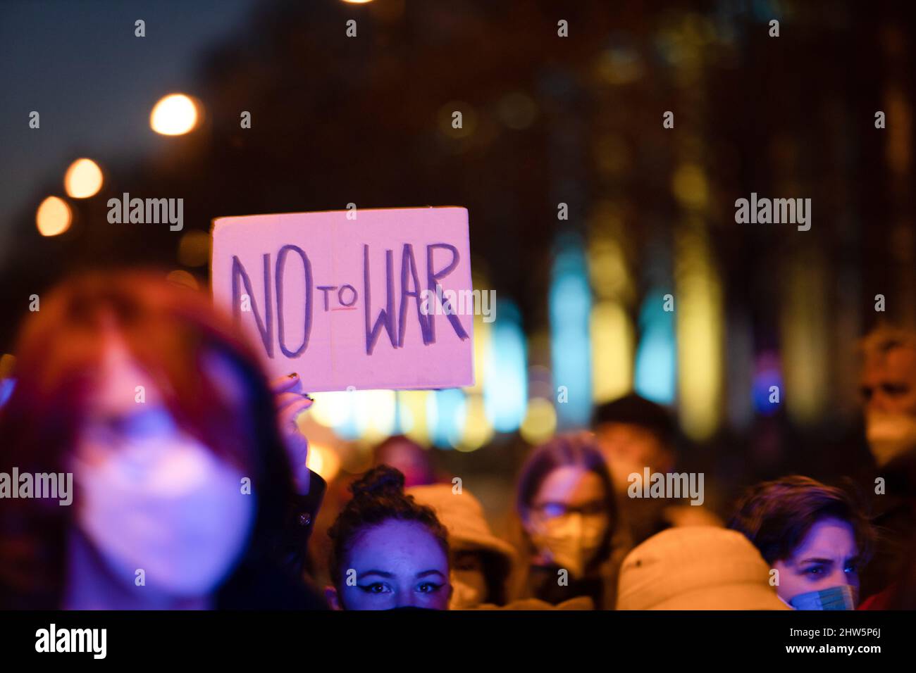 München, Deutschland. 03. März 2022. Am 3.. März versammelten sich 2022 2.000 Menschen auf dem Odeonsplatz in München, um gegen die russische Invasion in der Ukraine zu protestieren und ihre Solidarität mit dem ukrainischen Volk zu zeigen. Die Kundgebung wurde von Fridays für das zukünftige München organisiert. (Foto: Alexander Pohl/Sipa USA) Quelle: SIPA USA/Alamy Live News Stockfoto