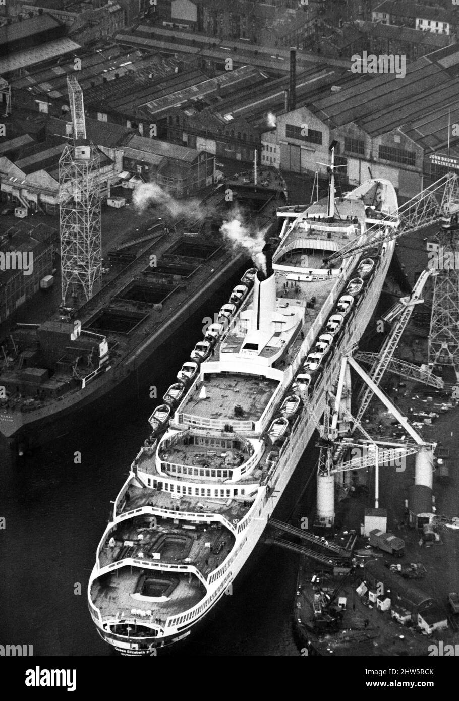 Queen Elizabeth 2, Ozeandampfer, gebaut für die Cunard Line, die von Cunard sowohl als transatlantischer Linienschiff als auch als Kreuzschiff von 1969 bis 2008 betrieben wurde. Abgebildet, QE2, da es unter dem Kommando von Kapitän 'Bil' Warwick vom Ausbauplatz auf der Werft von John Brown aus segeln sollte, wobei der letzte Schliff gemacht wird. 14.. November 1968. Stockfoto