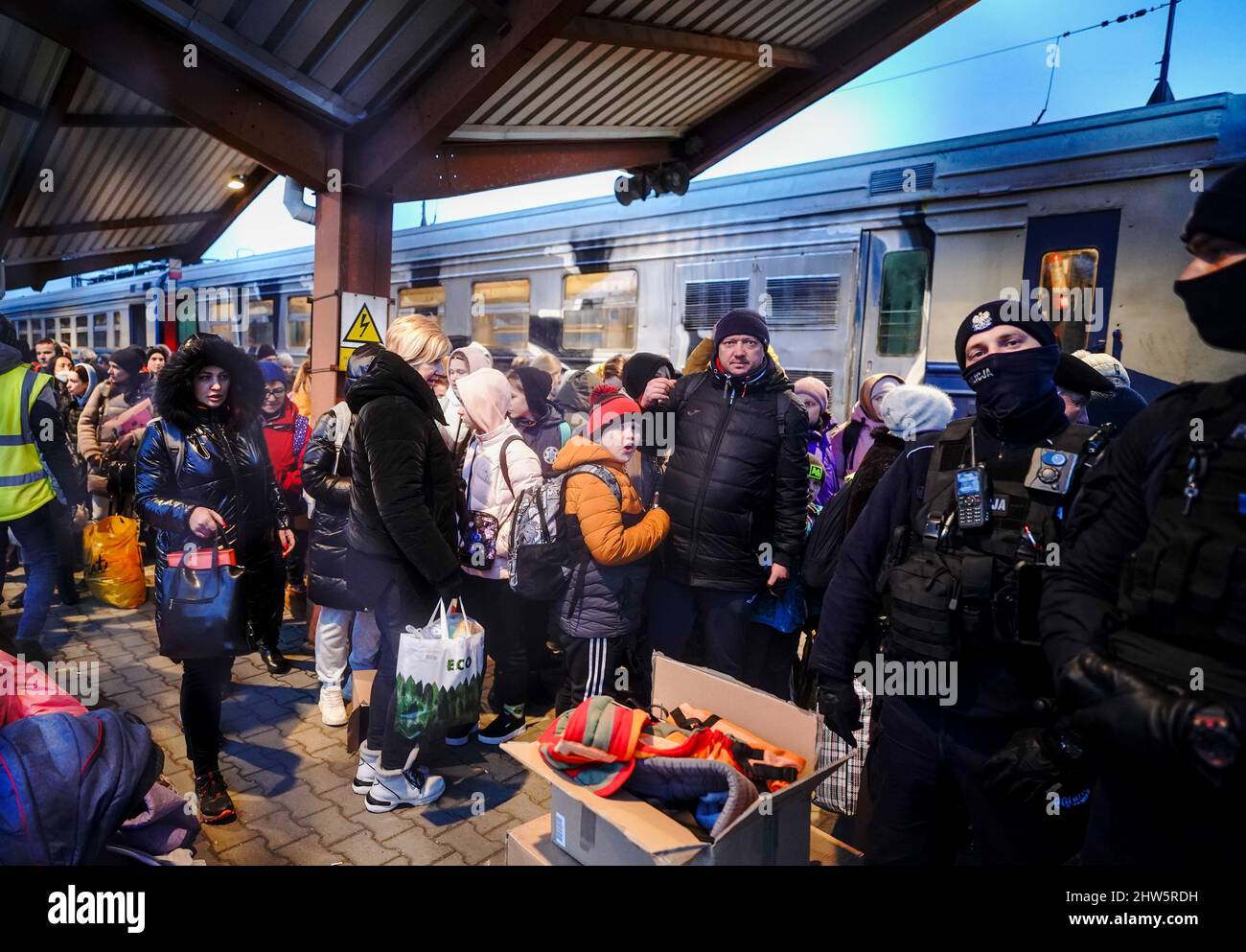 Przemysl, Polen. 04. März 2022. Am frühen Morgen steigen zahlreiche Menschen am Bahnhof Przemysl in der Nähe der ukrainisch-polnischen Grenze aus Kiew aus. Hier treffen täglich Menschen ein, die vor dem Krieg in der Ukraine fliehen. Quelle: Kay Nietfeld/dpa/Alamy Live News Stockfoto