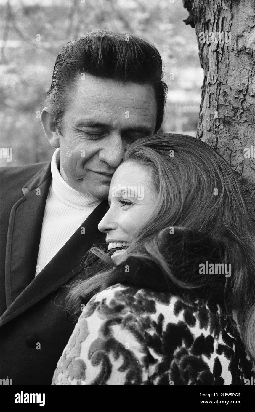 Der amerikanische Country-Sänger Johnny Cash und seine Frau June Carter fotografierten einige Wochen nach ihrer Hochzeit in einem Londoner Park während ihres Besuchs in Großbritannien. 3. Mai 1968. Stockfoto