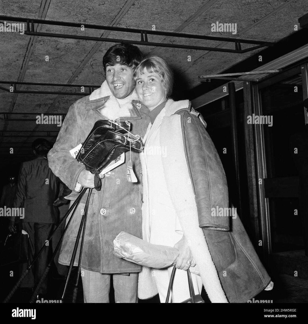 Der Komiker Jimmy Tarbuck kehrte von seinem Urlaub in der Karibik nach Hause zurück, nachdem er von Barbados aus um ein Ticket für ein Spiel mit seinem Heimatteam, Liverpool, Watford gespielt hatte. Sein Flugzeug kam um 8am Uhr am Flughafen London an, nach ein paar Stunden Schlaf war Jimmy auf dem Weg, das Spiel in Watford zu sehen. Er ist mit seiner Frau Pauline abgebildet. 28.. Januar 1967. Stockfoto