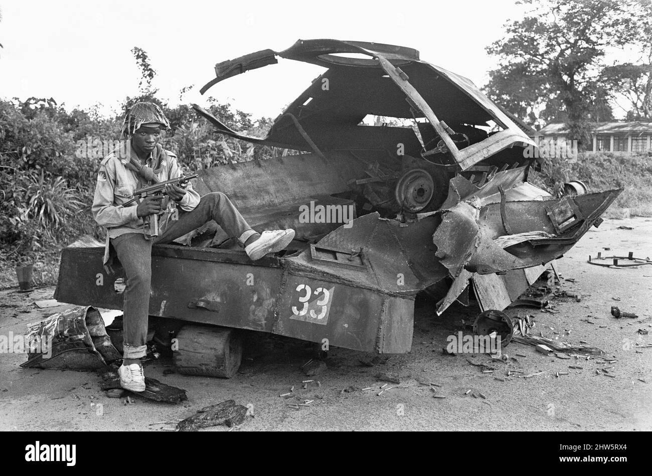 Ein biafranischer Soldat, der hier auf einem gepanzerten Personenträger der zerstörten nigrischen Armee sitzt. 11.. Juni 1968The der nigerianische Bürgerkrieg, auch bekannt als Biafraner Krieg, dauerte zweieinhalb Jahre, vom 6. Juli 1967 bis zum 15. Januar 1970, und wurde gekämpft, um der Abspaltung von Biafra von Nigeria entgegenzuwirken. Die indigenen Igbo-Bewohner von Biafra fühlten sich nach der Unabhängigkeit von Großbritannien nicht mehr mit der nordeuropäischen Bundesregierung koexistieren können. Politische, wirtschaftliche, ethnische, kulturelle und religiöse Spannungen kochten schließlich nach dem Militärputsch von 1966 in einen Bürgerkrieg über, dann zählen Stockfoto