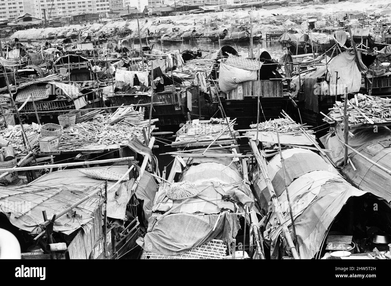 Das Leben im Jahr 1960s das koloniale Hongkong mit einer rapide wachsenden Bevölkerung von mehr als 4 Millionen Menschen, viele sind gezwungen, in Besetzerhütten und Kleinstädten zu leben, aufgenommen im Januar 1968. Unser Bild Zeigt ... Sampans, chinesische Holzboote mit flachem Boden. Einige Sampans beinhalten einen kleinen Unterstand an Bord und können als permanenter Lebensraum auf Binnengewässern genutzt werden. Stockfoto