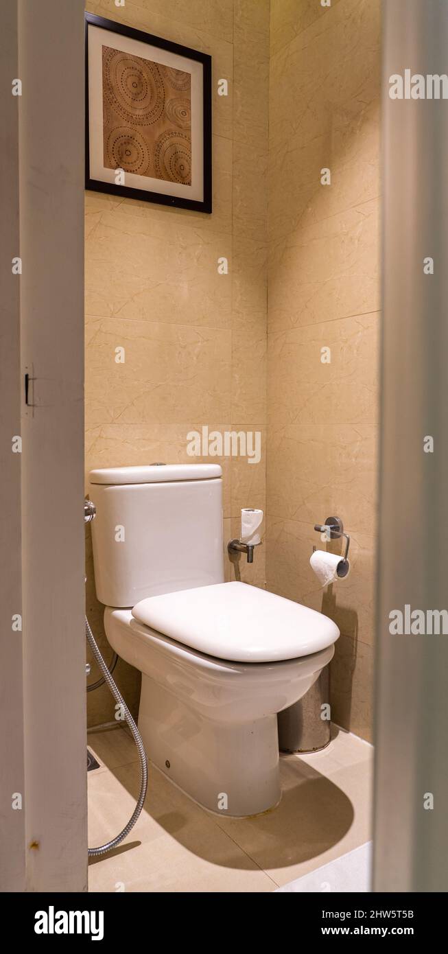 Eine geschlossene weiße Keramik-Toilettenschüssel in einem sauberen, modernen Waschraum. Stockfoto