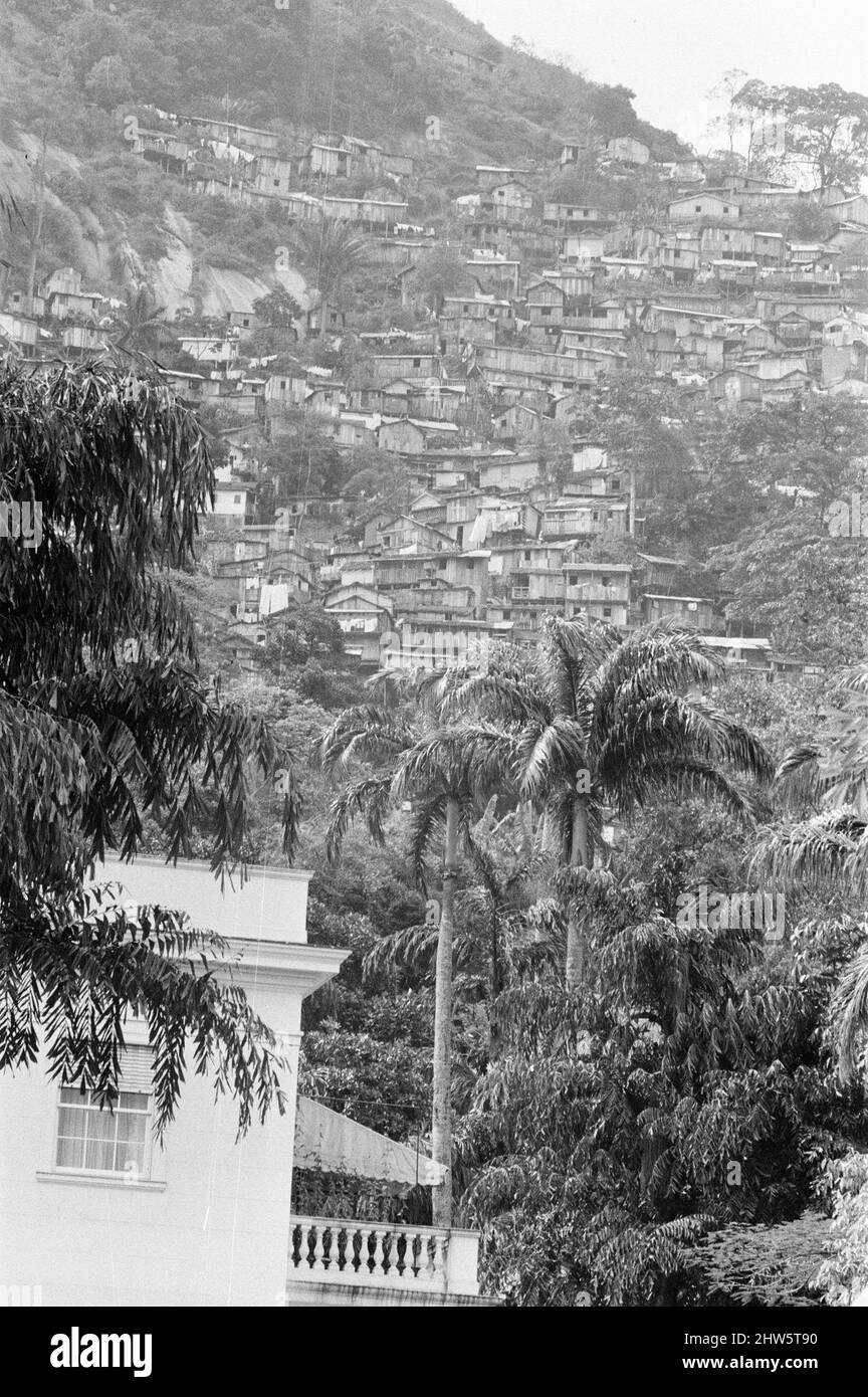 Favela, Rio de Janeiro, Brasilien, 24.. Oktober 1968. Unser Bild zeigt ... eine Favela, ein heruntergekommenes Wohngebiet, in der Nähe der Ambassadors Residence, in der die Queen während ihrer Tour im nächsten Monat übernachten wird. Stockfoto