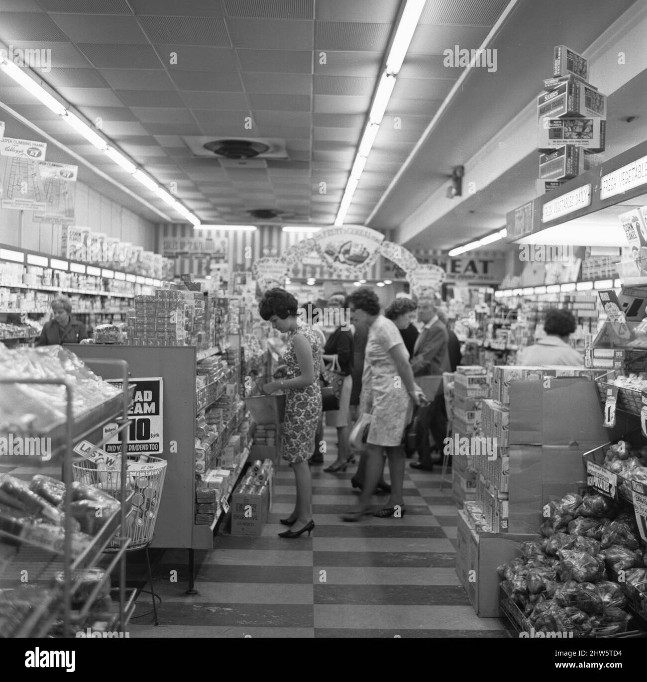 Hausfrauen brauen die Regale während ihres wöchentlichen Shops st the Co-Op Supermarkt in Stratford, London 15. July 1967 Stockfoto