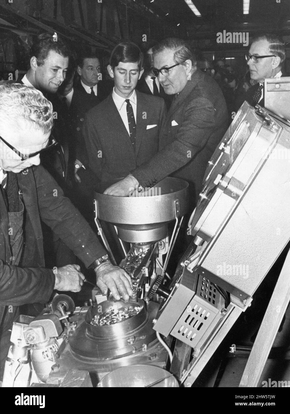 Die Royal Mint in Llantrisant, Pontyclun, Südwales, wurde von der Queen offiziell eröffnet, um am Dienstag, dem 17.. Dezember 1968, die Dezimalprägung einzuführen. Unser Bild zeigt ... James Callaghan, der Innenminister, und Prinz Charles schauten sich die ersten Dezimalmünzen an, die im Gebäude der Royal Mint hergestellt wurden. Stockfoto