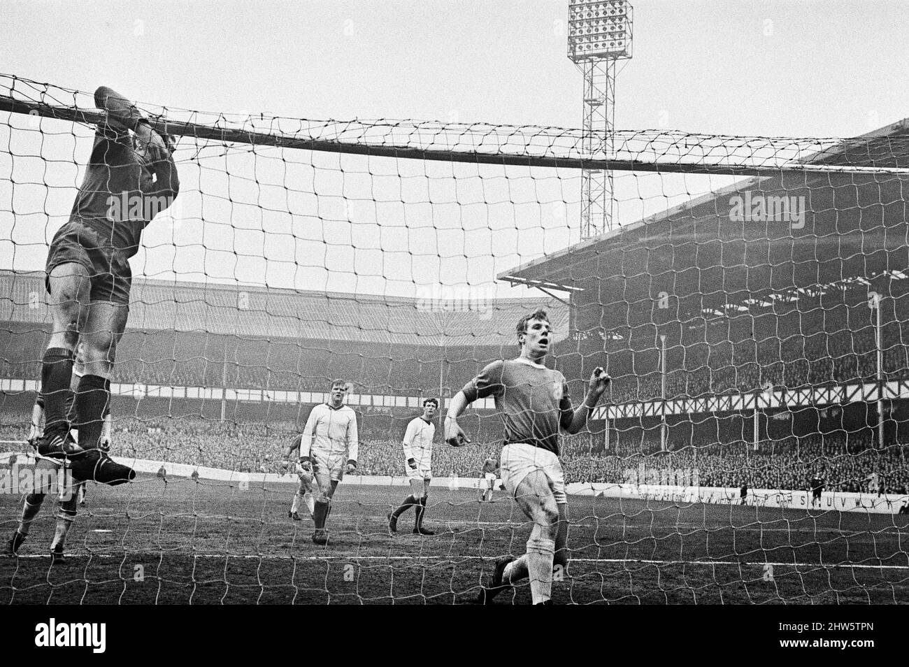 FA Cup Fünfte Runde Spiel im Goodison Park. Everton 2 / Tranmere Rovers 0. Der Torhüter von Tranmere, Jim Cumbes, verstrickt sich im Netz, als Joe Royle einstürzt. 9.. März 1968. Stockfoto