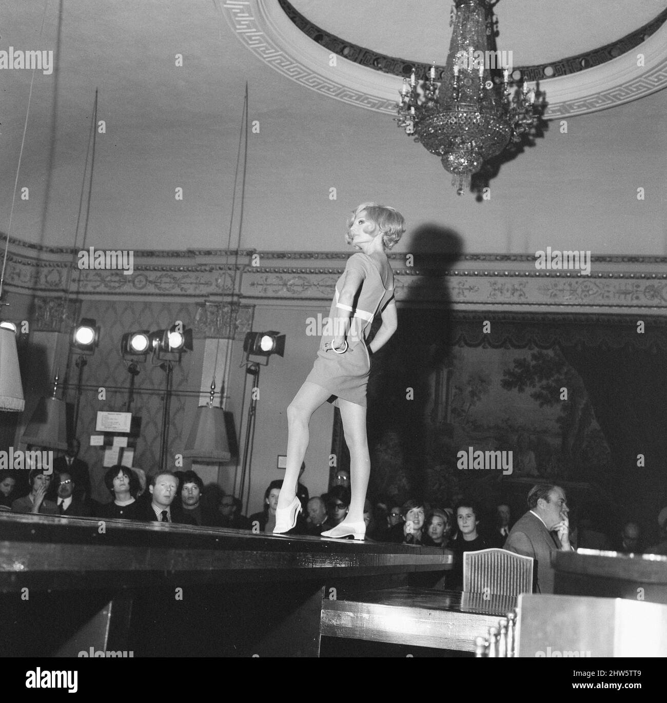 The Avengers Line, Fashion Show im Palm Beach Casino, London, 4.. Januar 1967. Die ausgestellen Kleidungsstücke wurden von der ABC Television Series The Avengers inspiriert. Stockfoto