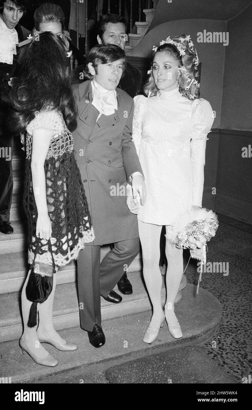 Hochzeit des polnischen Filmregisseurs Roman Polanski und seiner Braut, der amerikanischen Schauspielerin Sharon Tate, im Chelsea Register Office, London. Das Bild zeigt: Das frisch verheiratete Paar verlässt das Standesamt für ihren abendlichen Empfang im Londoner Playboy Club. 20.. Januar 1968. Stockfoto