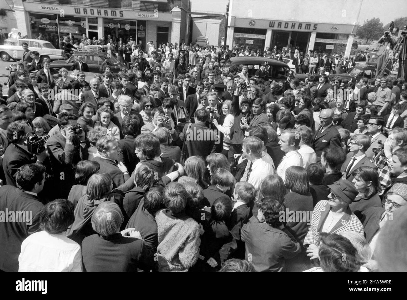 Am 10. Mai 1967 warten Massen vor dem Chichester Crown Court um Mick Jagger und Keith Richards, als sie das Gericht während der heutigen Mittagspause verlassen, während der Anhörung wegen Drogenvergehen. Stockfoto