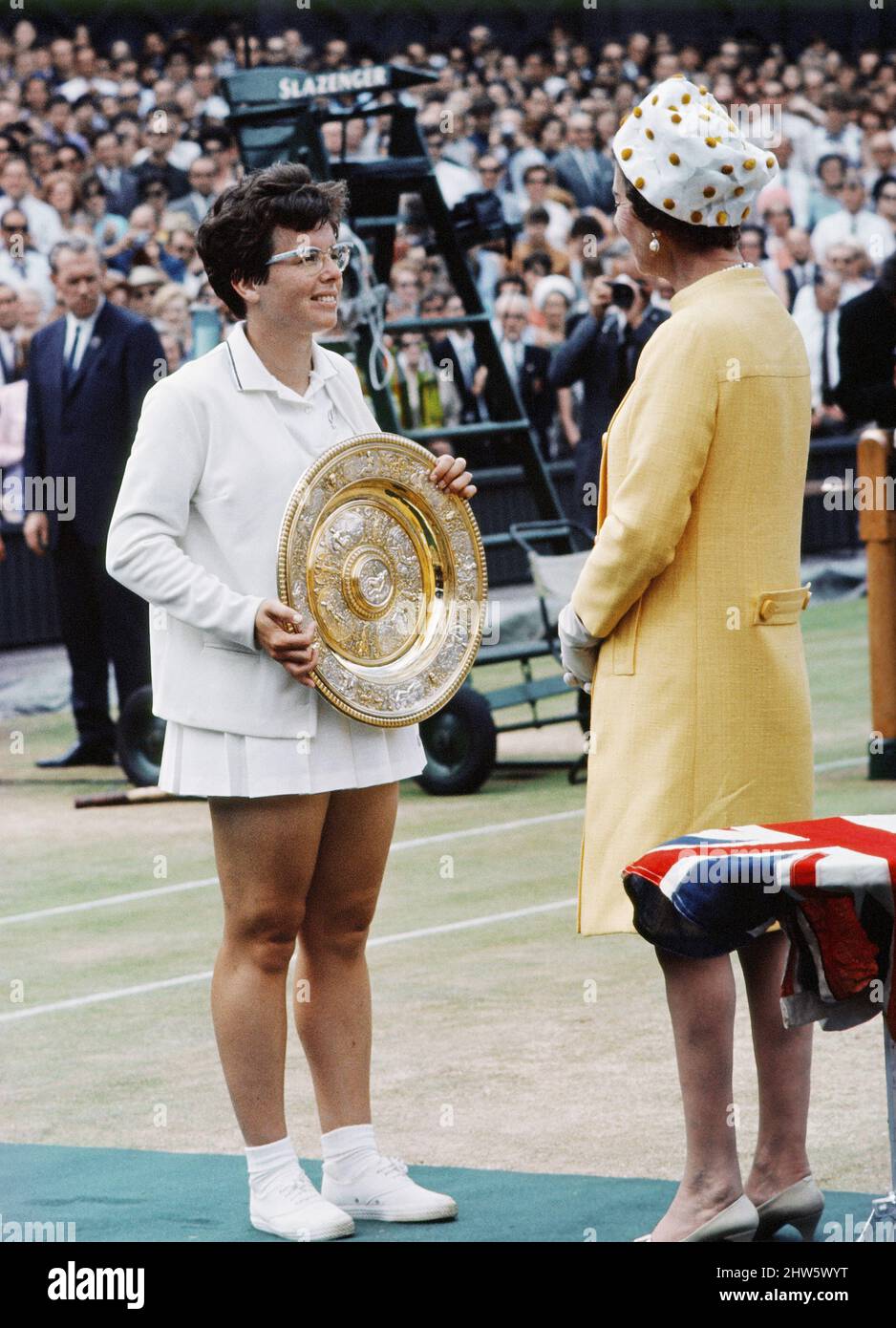 Billie Jean King verteidigte ihren Titel erfolgreich und besiegte Ann Jones im Finale, 6?3, 6?4, um bei den Wimbledon Championships 1967 den Einzel-Tennistitel der Damen zu gewinnen (Bild) Billie Jean King mit Prinzessin Marina. 7.. Juli 1967 Stockfoto