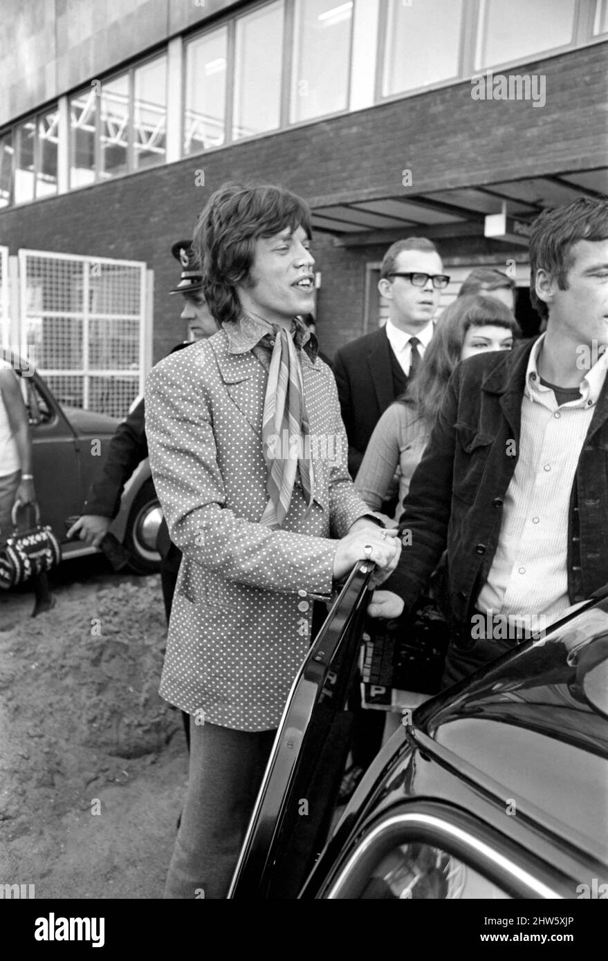 Mick Jagger (der Rest der Rolling Stones, ohne Bill Wyman, außer Schuss) kommt von Athen aus in London Heathrow an. 18. April 1967 Stockfoto