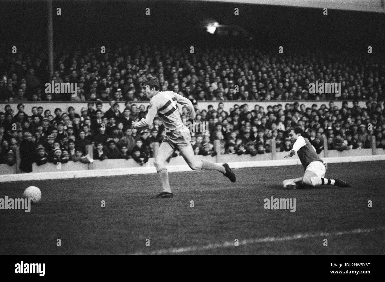 Arsenal 0 - West Ham - 0 West Ham Rechtsaußen, Harry Redknapp entkommt dem Arsenal-Verteidiger Bob McNap in Highbury, North London. Bild aufgenommen am 25.. November 1967 Stockfoto