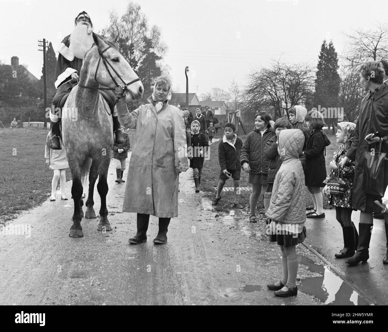 Vater Weihnachten kommt zu Pferd in der Woodley School 30. November 1968 Stockfoto