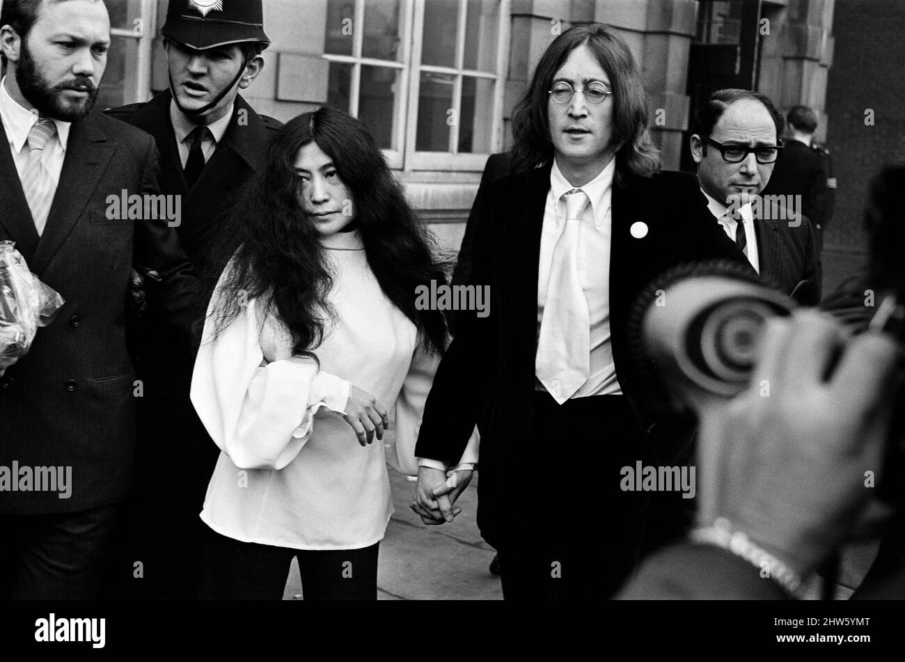 John Lennon und Yoko Ono vor dem Amtsgericht von Marylebone. Er plädierte für schuldig an Cannabisbesitz. 28.. November 1968. Stockfoto