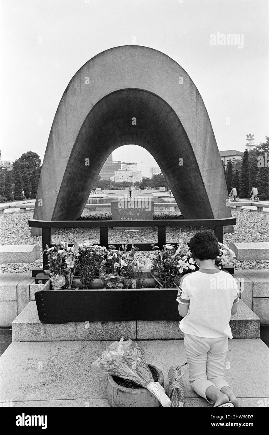 Peace Memorial Park, Hiroshima, Japan, August 1967. Unser Bild zeigt ... ein Verwandter des Hiroshima-Bombenopfers kniet im Gebet am Schrein, wo die Asche von 125.000 Menschen begraben ist. Stockfoto