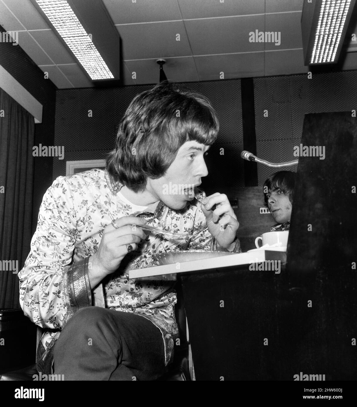 Rolling Stones treffen sich in den Olympic Studios in Barnes, London, um ein paar Tracks für ihre neue Platte zu schneiden. Mick Jagger während einer Pause beim Essen von Lebensmitteln aus Silberfolie Teller mit Plastikmessern und Gabeln. 19. Mai 1967. Stockfoto
